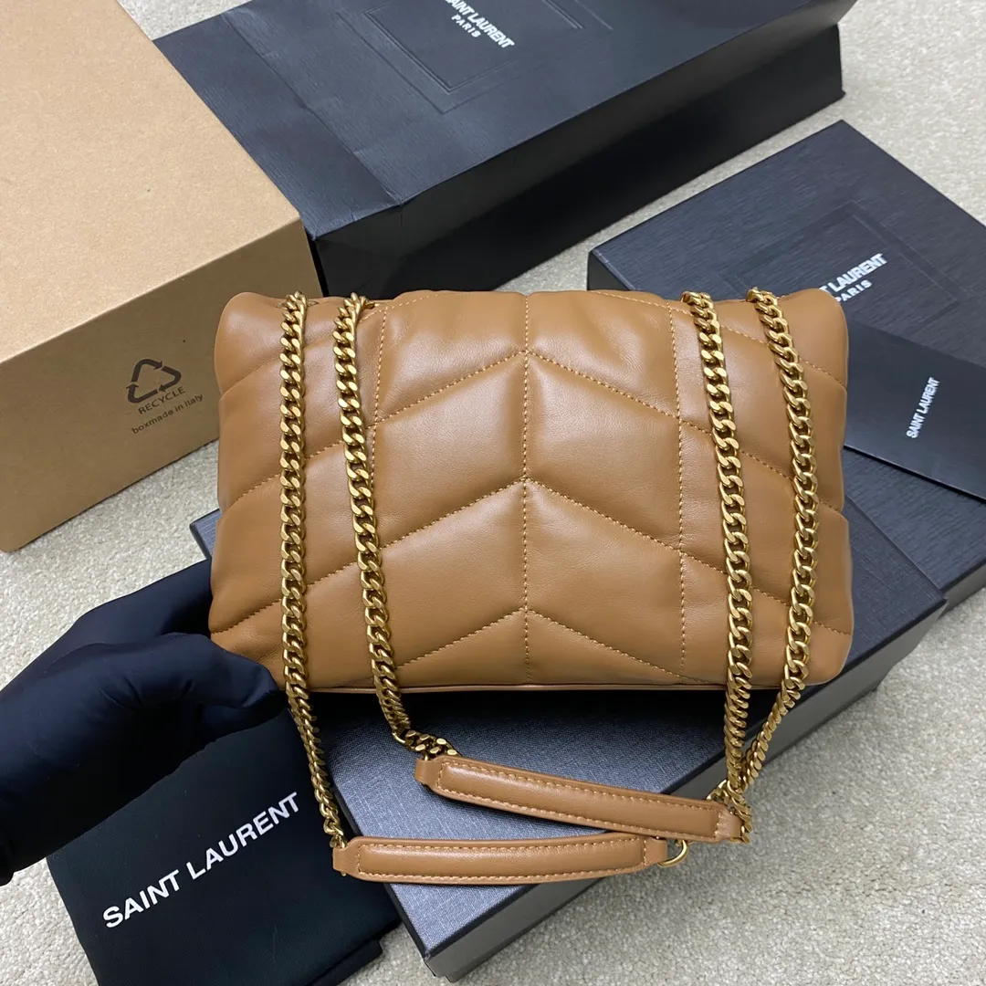 💰1440 caramel sheepskin/antique gold 🌈𝙇𝙤𝙪𝙇𝙤𝙪 𝙥𝙪𝙛𝙛𝙚𝙧～LOULOU PUFFER new mini double chain quilted lambskin bag, the latest mini size in the super popular style counter! Made of original ZP leather, it feels soft and delicate, and it is as cute as a marshmallow when you take it out! The bag has an inner zippered pocket for mobile phones and valuables, and a card slot for cards. Apart from this, there are no extra inner pockets. Although it is small, it has all the essentials and can be used as you like👍20230720 Model: 759337 [original leather] Size: 23x15.5x5.8cm