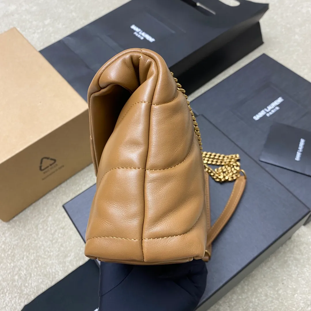 💰1440 caramel sheepskin/antique gold 🌈𝙇𝙤𝙪𝙇𝙤𝙪 𝙥𝙪𝙛𝙛𝙚𝙧～LOULOU PUFFER new mini double chain quilted lambskin bag, the latest mini size in the super popular style counter! Made of original ZP leather, it feels soft and delicate, and it is as cute as a marshmallow when you take it out! The bag has an inner zippered pocket for mobile phones and valuables, and a card slot for cards. Apart from this, there are no extra inner pockets. Although it is small, it has all the essentials and can be used as you like👍20230720 Model: 759337 [original leather] Size: 23x15.5x5.8cm