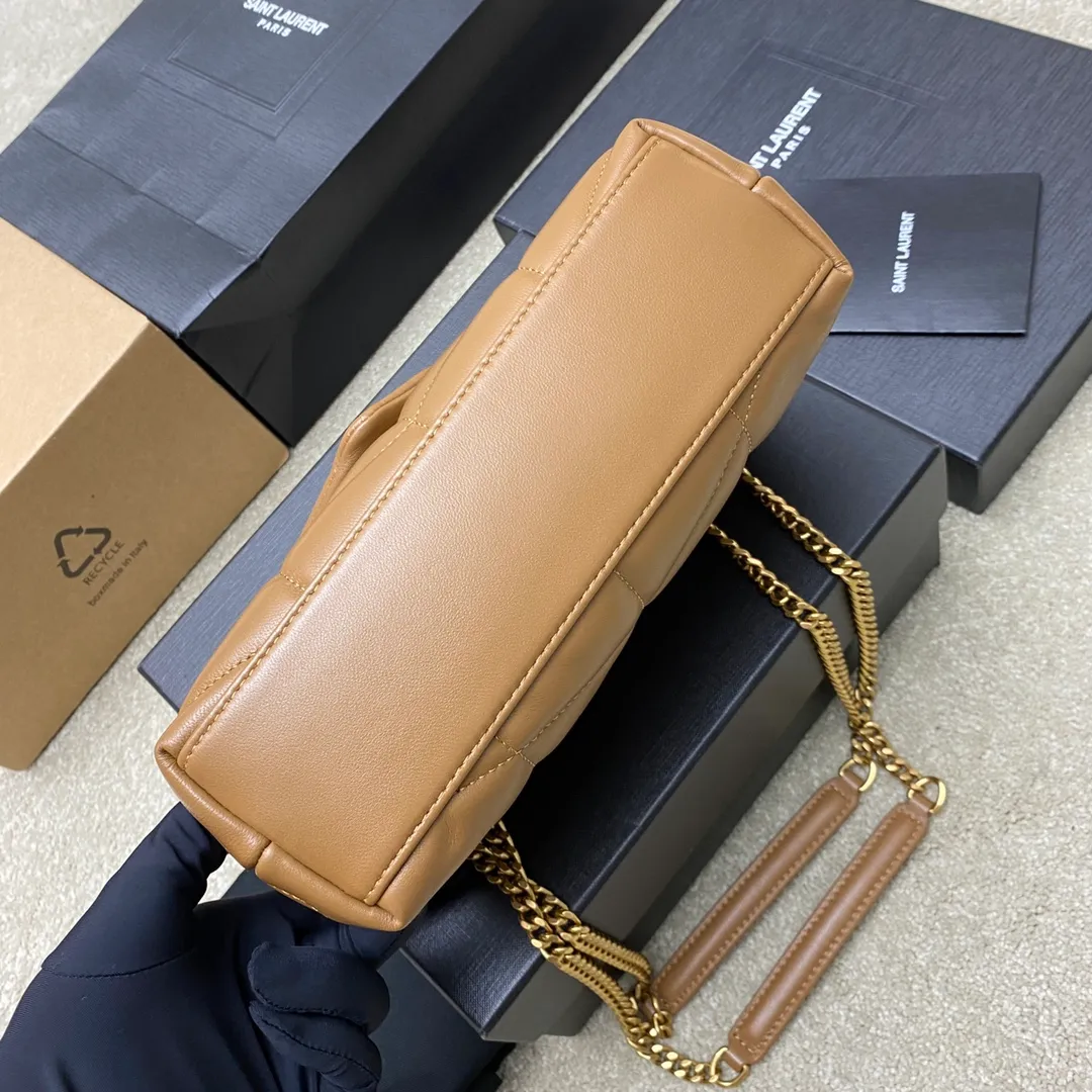 💰1440 caramel sheepskin/antique gold 🌈𝙇𝙤𝙪𝙇𝙤𝙪 𝙥𝙪𝙛𝙛𝙚𝙧～LOULOU PUFFER new mini double chain quilted lambskin bag, the latest mini size in the super popular style counter! Made of original ZP leather, it feels soft and delicate, and it is as cute as a marshmallow when you take it out! The bag has an inner zippered pocket for mobile phones and valuables, and a card slot for cards. Apart from this, there are no extra inner pockets. Although it is small, it has all the essentials and can be used as you like👍20230720 Model: 759337 [original leather] Size: 23x15.5x5.8cm