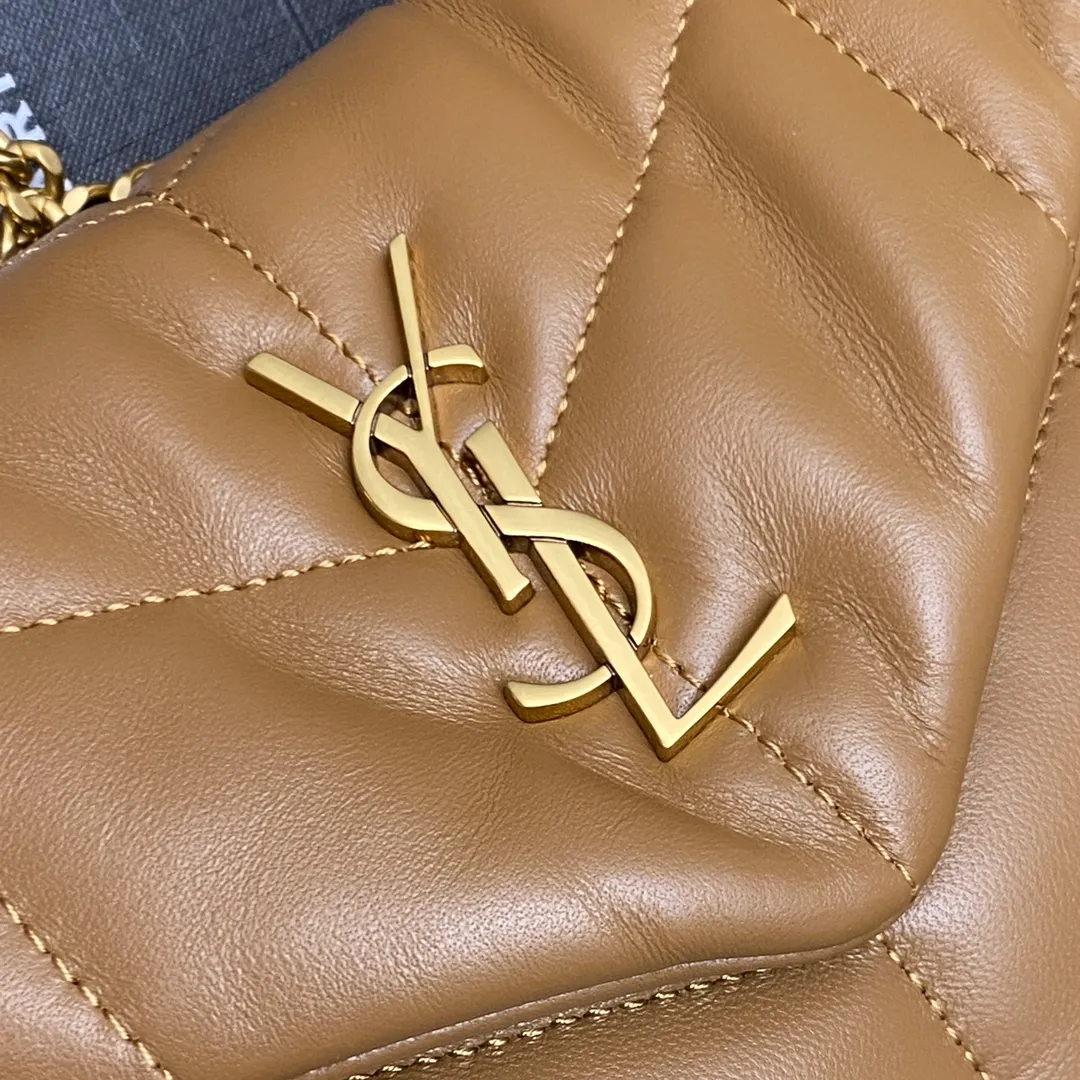 💰1440 caramel sheepskin/antique gold 🌈𝙇𝙤𝙪𝙇𝙤𝙪 𝙥𝙪𝙛𝙛𝙚𝙧～LOULOU PUFFER new mini double chain quilted lambskin bag, the latest mini size in the super popular style counter! Made of original ZP leather, it feels soft and delicate, and it is as cute as a marshmallow when you take it out! The bag has an inner zippered pocket for mobile phones and valuables, and a card slot for cards. Apart from this, there are no extra inner pockets. Although it is small, it has all the essentials and can be used as you like👍20230720 Model: 759337 [original leather] Size: 23x15.5x5.8cm