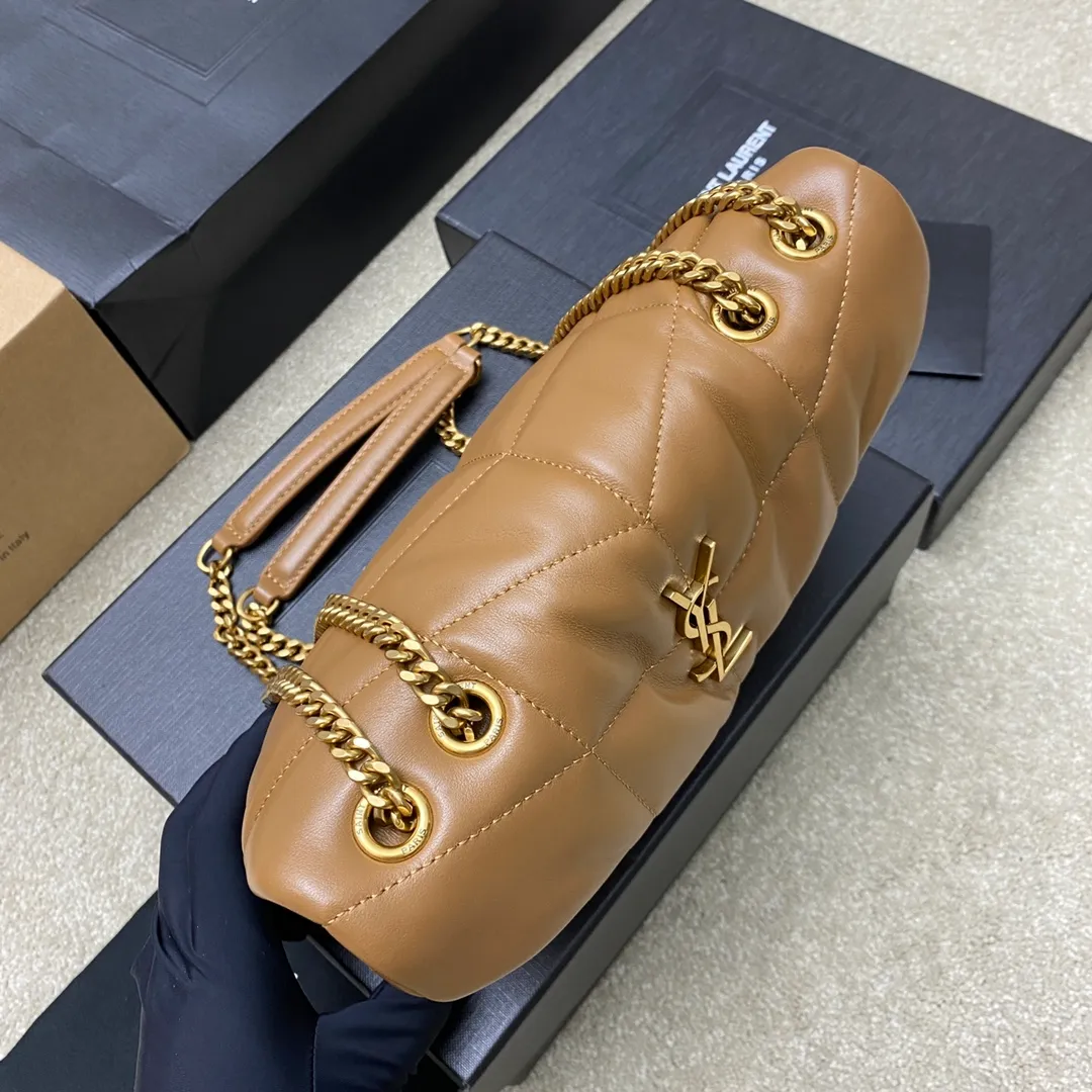 💰1440 caramel sheepskin/antique gold 🌈𝙇𝙤𝙪𝙇𝙤𝙪 𝙥𝙪𝙛𝙛𝙚𝙧～LOULOU PUFFER new mini double chain quilted lambskin bag, the latest mini size in the super popular style counter! Made of original ZP leather, it feels soft and delicate, and it is as cute as a marshmallow when you take it out! The bag has an inner zippered pocket for mobile phones and valuables, and a card slot for cards. Apart from this, there are no extra inner pockets. Although it is small, it has all the essentials and can be used as you like👍20230720 Model: 759337 [original leather] Size: 23x15.5x5.8cm