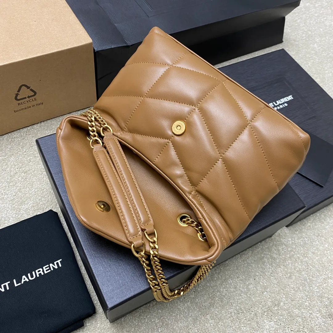 💰1440 caramel sheepskin/antique gold 🌈𝙇𝙤𝙪𝙇𝙤𝙪 𝙥𝙪𝙛𝙛𝙚𝙧～LOULOU PUFFER new mini double chain quilted lambskin bag, the latest mini size in the super popular style counter! Made of original ZP leather, it feels soft and delicate, and it is as cute as a marshmallow when you take it out! The bag has an inner zippered pocket for mobile phones and valuables, and a card slot for cards. Apart from this, there are no extra inner pockets. Although it is small, it has all the essentials and can be used as you like👍20230720 Model: 759337 [original leather] Size: 23x15.5x5.8cm