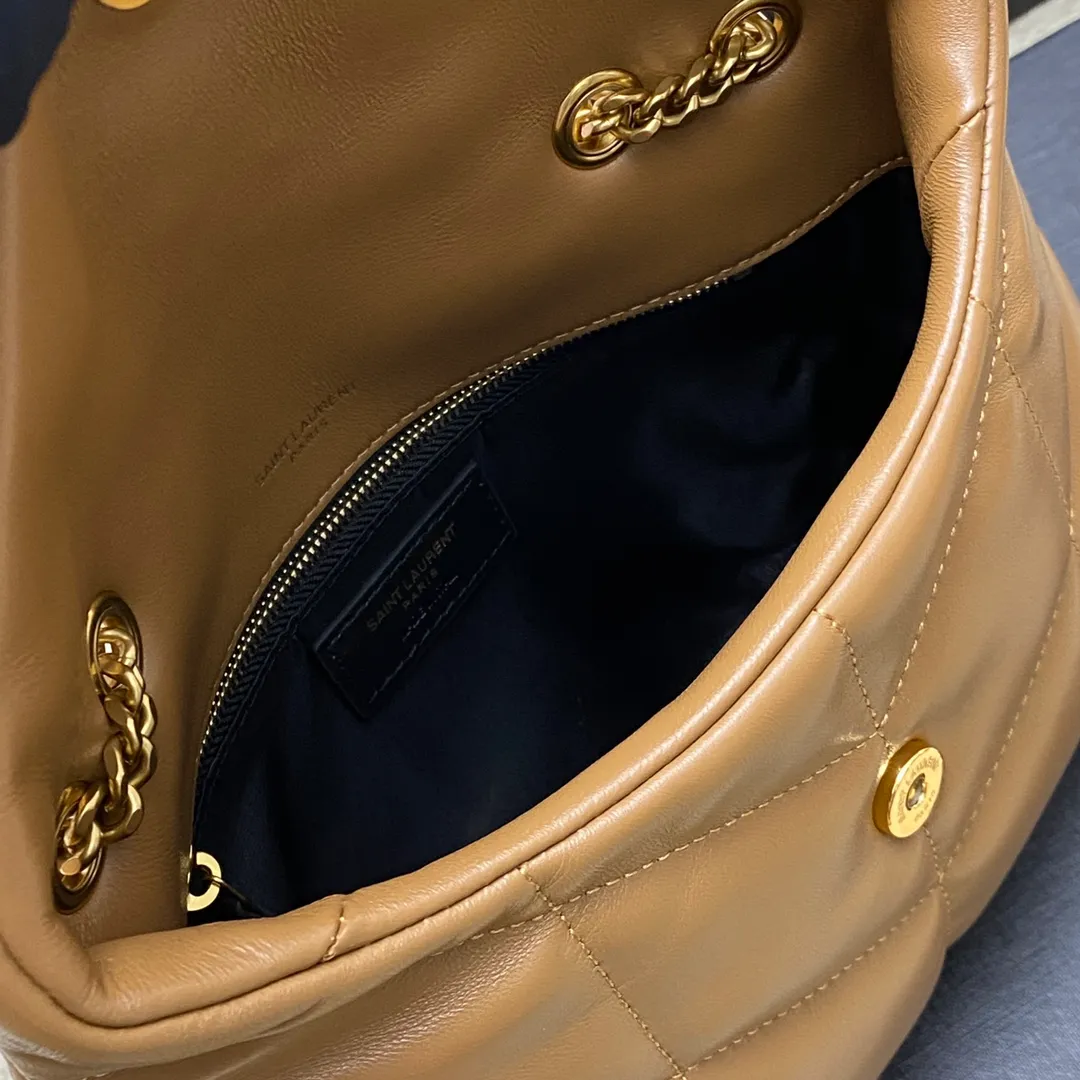 💰1440 caramel sheepskin/antique gold 🌈𝙇𝙤𝙪𝙇𝙤𝙪 𝙥𝙪𝙛𝙛𝙚𝙧～LOULOU PUFFER new mini double chain quilted lambskin bag, the latest mini size in the super popular style counter! Made of original ZP leather, it feels soft and delicate, and it is as cute as a marshmallow when you take it out! The bag has an inner zippered pocket for mobile phones and valuables, and a card slot for cards. Apart from this, there are no extra inner pockets. Although it is small, it has all the essentials and can be used as you like👍20230720 Model: 759337 [original leather] Size: 23x15.5x5.8cm