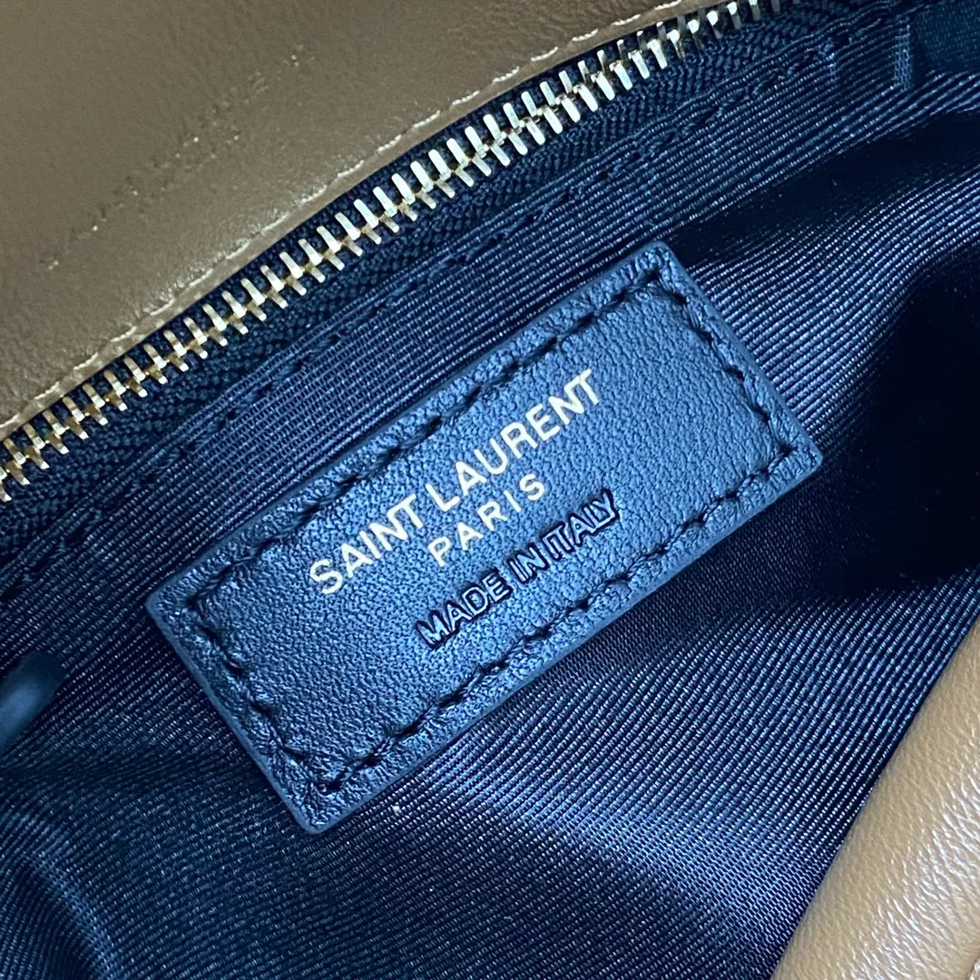 💰1440 caramel sheepskin/antique gold 🌈𝙇𝙤𝙪𝙇𝙤𝙪 𝙥𝙪𝙛𝙛𝙚𝙧～LOULOU PUFFER new mini double chain quilted lambskin bag, the latest mini size in the super popular style counter! Made of original ZP leather, it feels soft and delicate, and it is as cute as a marshmallow when you take it out! The bag has an inner zippered pocket for mobile phones and valuables, and a card slot for cards. Apart from this, there are no extra inner pockets. Although it is small, it has all the essentials and can be used as you like👍20230720 Model: 759337 [original leather] Size: 23x15.5x5.8cm