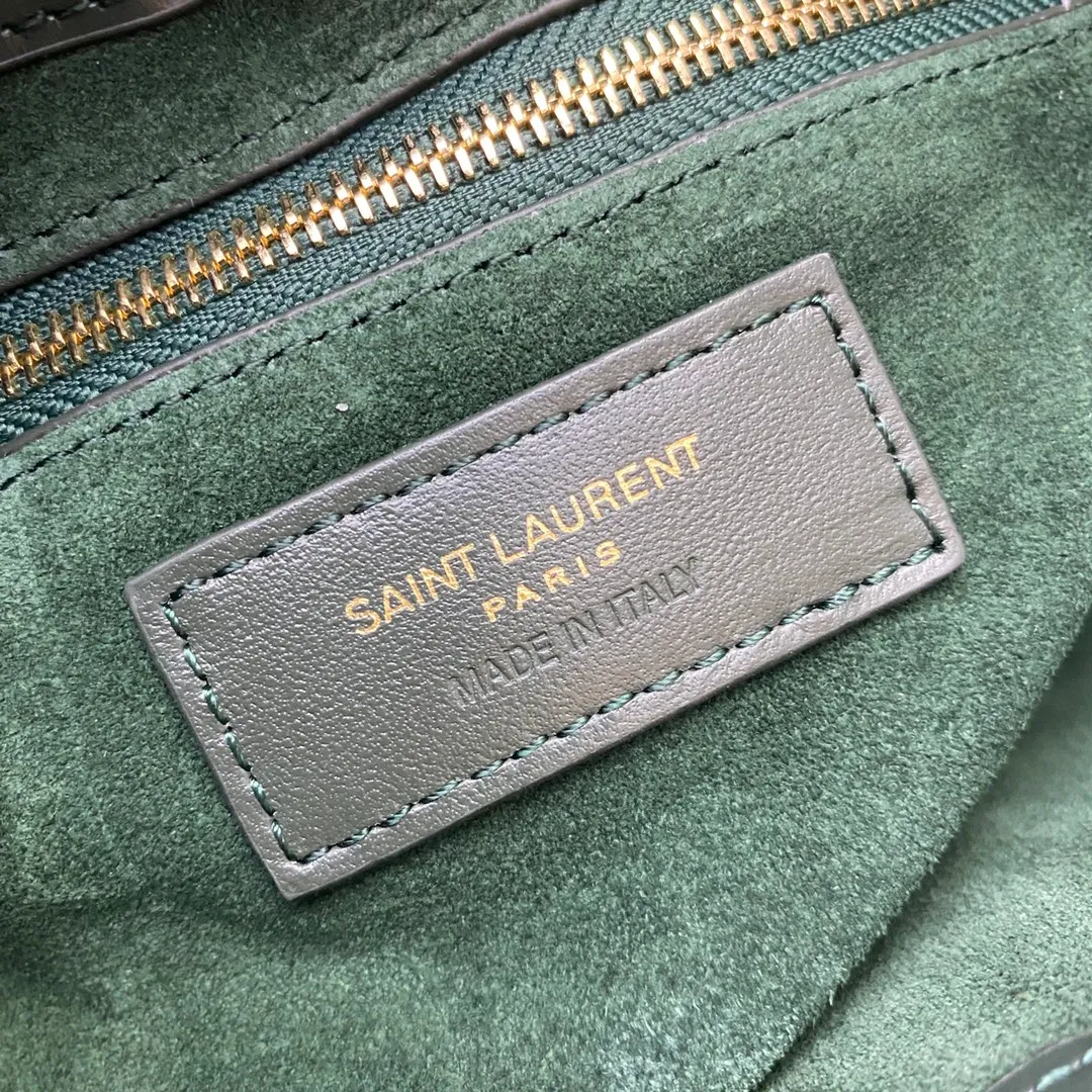 Green plain weave/gold buckle 🌈2022 spring and summer new armpit bag 🔥One of this year's treasure bags 👍Minimalist shape + metal logo buckle opening and closing design Adjustable shoulder strap Simple, beautiful and high-end feeling The bag is light and easy to match The wife's beautiful l bag has sufficient capacity 💋20210680 Model: 657228 [Original leather] Size: 24.5*14*6cm