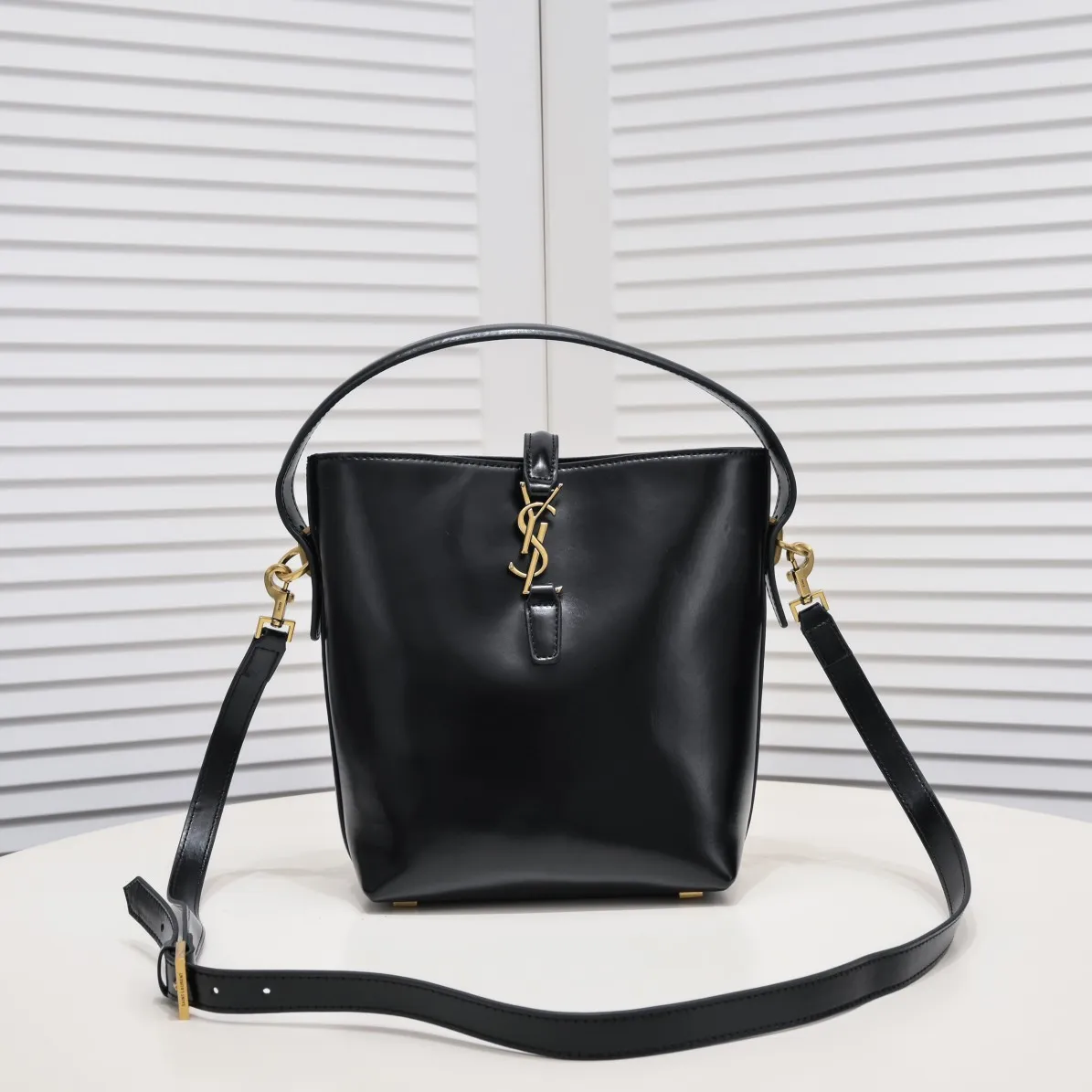 💰440￥YSL Saint Laurent shopping bag. I really have to admire that "she" is really beautiful. A must-have for street style beauties/street stylers, a must-have for fashionable women. New design, new fabric interpretation, new matte deerskin grained cowhide, great feel and texture. This chartered car has many lines. Our family pursues even alignment, super classy design, sufficient capacity, and a zippered secret pocket inside! .F It is ok to match various clothes or attend various occasions). Speed. Come get one. Highly recommended! Size: 25*21*10cm Coding: 8024