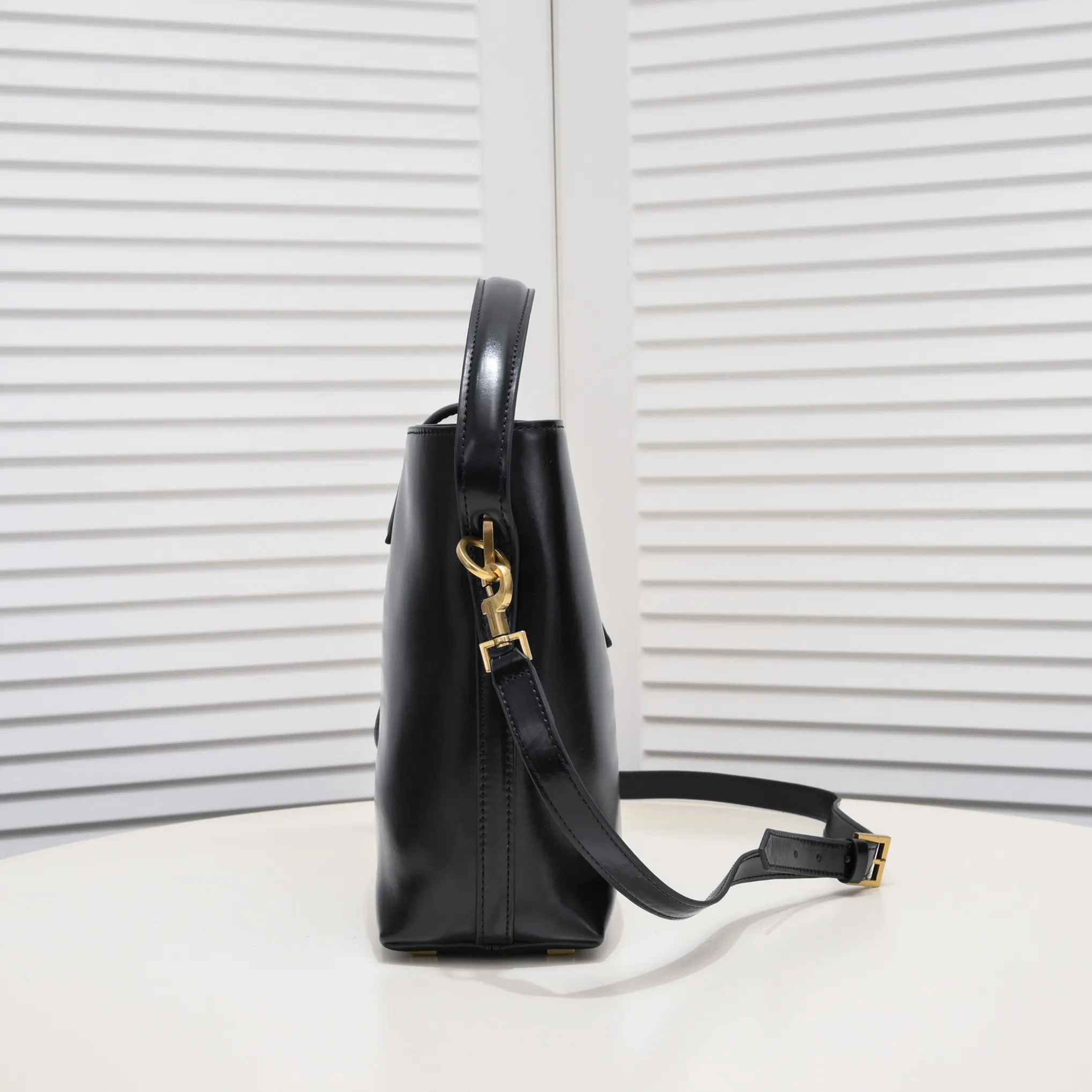 💰440￥YSL Saint Laurent shopping bag. I really have to admire that "she" is really beautiful. A must-have for street style beauties/street stylers, a must-have for fashionable women. New design, new fabric interpretation, new matte deerskin grained cowhide, great feel and texture. This chartered car has many lines. Our family pursues even alignment, super classy design, sufficient capacity, and a zippered secret pocket inside! .F It is ok to match various clothes or attend various occasions). Speed. Come get one. Highly recommended! Size: 25*21*10cm Coding: 8024