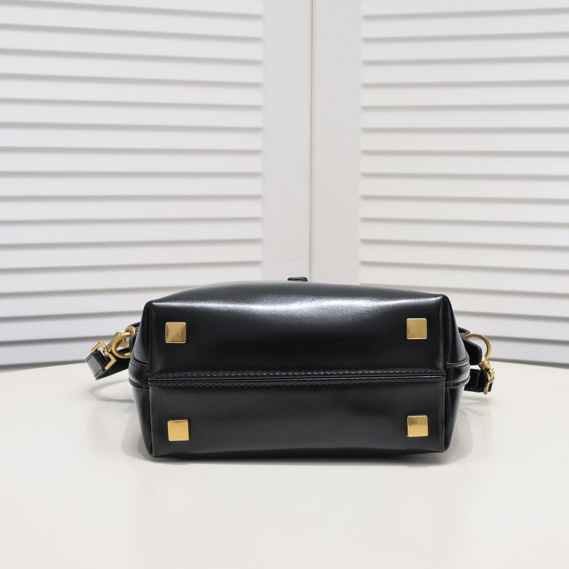 💰440￥YSL Saint Laurent shopping bag. I really have to admire that "she" is really beautiful. A must-have for street style beauties/street stylers, a must-have for fashionable women. New design, new fabric interpretation, new matte deerskin grained cowhide, great feel and texture. This chartered car has many lines. Our family pursues even alignment, super classy design, sufficient capacity, and a zippered secret pocket inside! .F It is ok to match various clothes or attend various occasions). Speed. Come get one. Highly recommended! Size: 25*21*10cm Coding: 8024