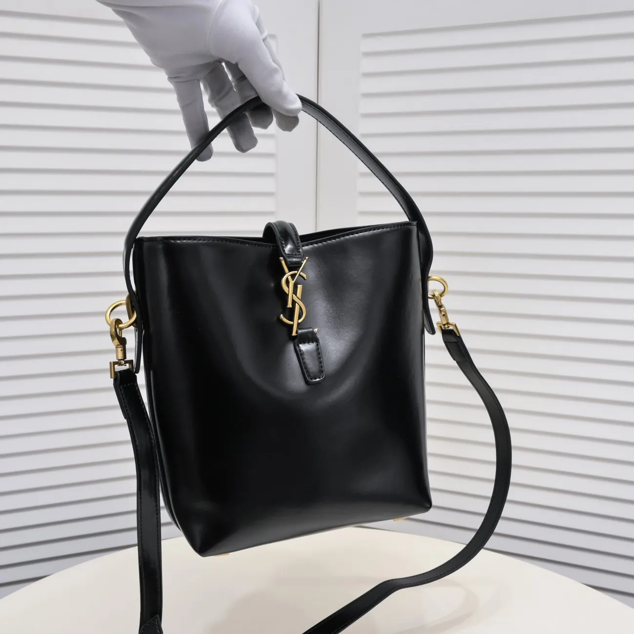 💰440￥YSL Saint Laurent shopping bag. I really have to admire that "she" is really beautiful. A must-have for street style beauties/street stylers, a must-have for fashionable women. New design, new fabric interpretation, new matte deerskin grained cowhide, great feel and texture. This chartered car has many lines. Our family pursues even alignment, super classy design, sufficient capacity, and a zippered secret pocket inside! .F It is ok to match various clothes or attend various occasions). Speed. Come get one. Highly recommended! Size: 25*21*10cm Coding: 8024