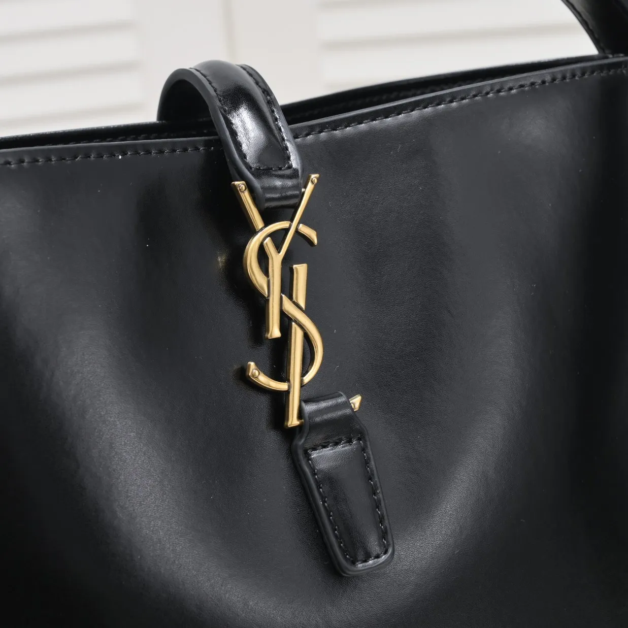 💰440￥YSL Saint Laurent shopping bag. I really have to admire that "she" is really beautiful. A must-have for street style beauties/street stylers, a must-have for fashionable women. New design, new fabric interpretation, new matte deerskin grained cowhide, great feel and texture. This chartered car has many lines. Our family pursues even alignment, super classy design, sufficient capacity, and a zippered secret pocket inside! .F It is ok to match various clothes or attend various occasions). Speed. Come get one. Highly recommended! Size: 25*21*10cm Coding: 8024