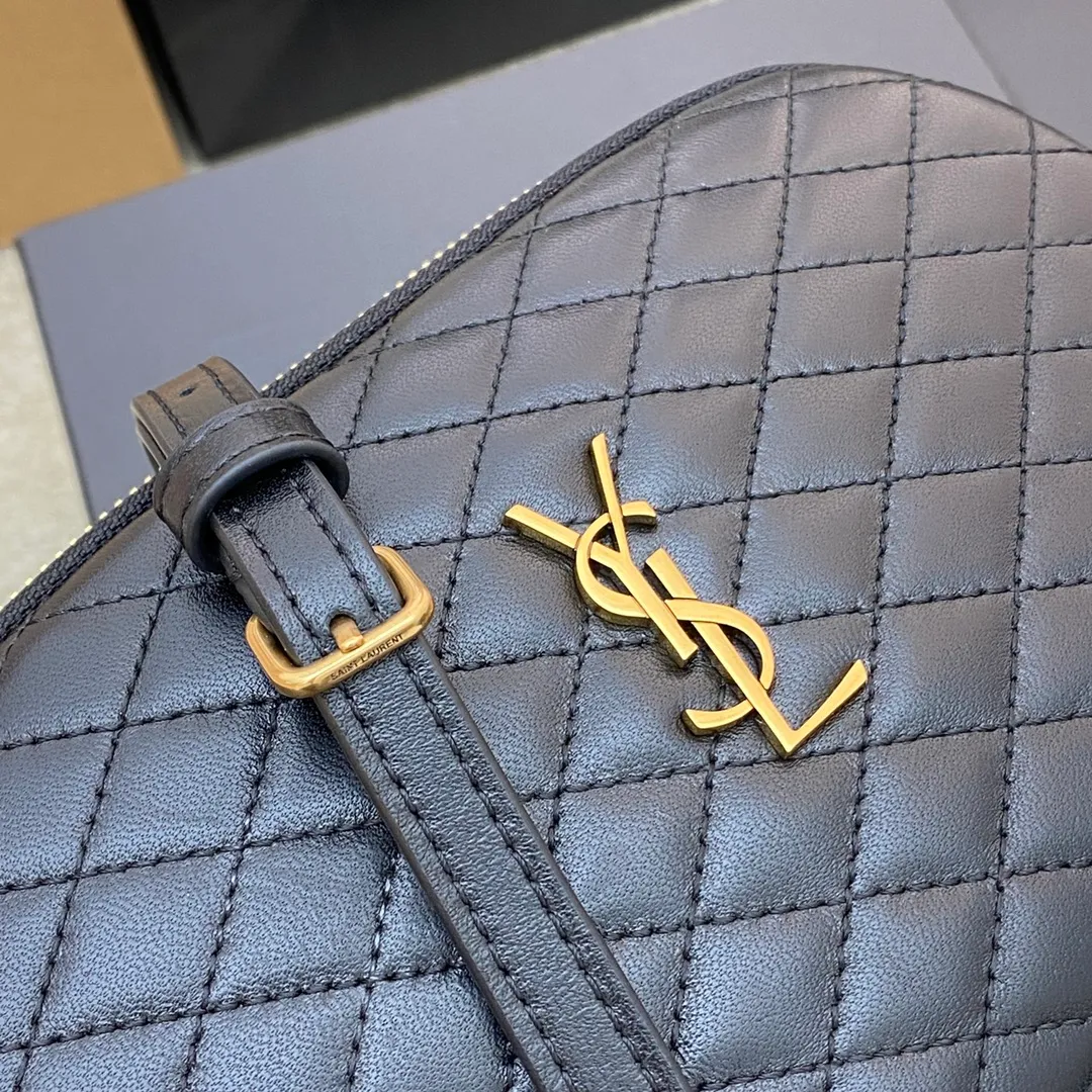 Black sheepskin/gold 🌈YSL's new GABY quilted sheepskin chain shell bag, equipped with classic YSL logo, soft original sheepskin material, adjustable chain length: 57cm, light bronze metal hardware, sheepskin lining👍 Model: 733667 [original leather] Size: 13x9x3.5cm🌺🌺🌺65672090