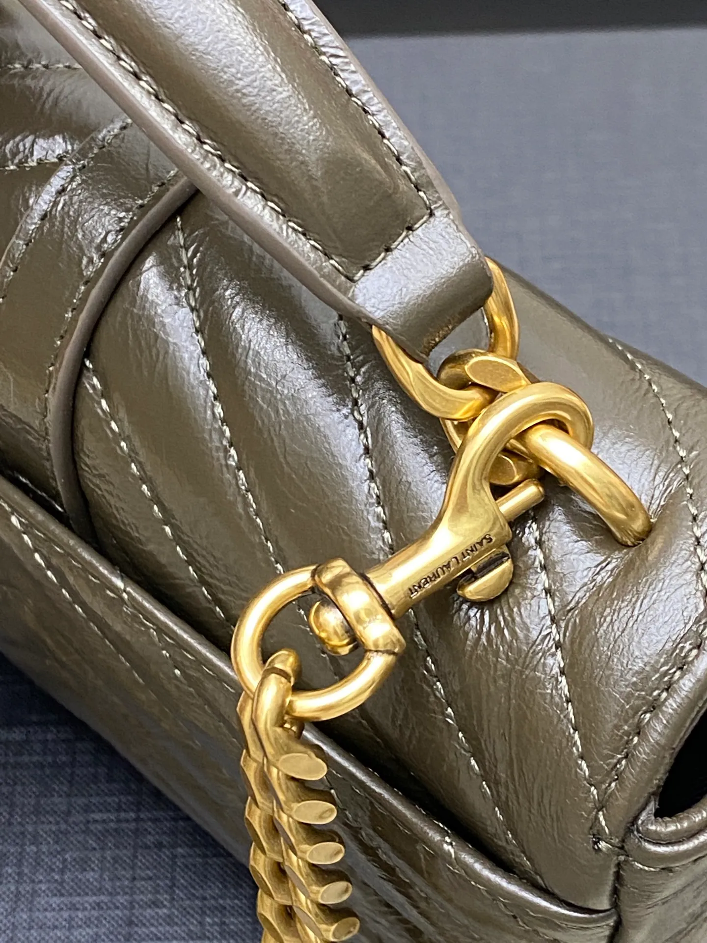Green wax leather/antique gold 🌈The new College glossy crackle mini messenger bag😘The multi-functional item is equipped with a top handle and a detachable leather spliced ​​chain long shoulder strap. It is classic and more casual. With various concave shapes, it is recommended to be a must-have! The retro waxed leather is really super nice👍20230690 Style number: 779430 [original leather] Size: 20x13x3cm