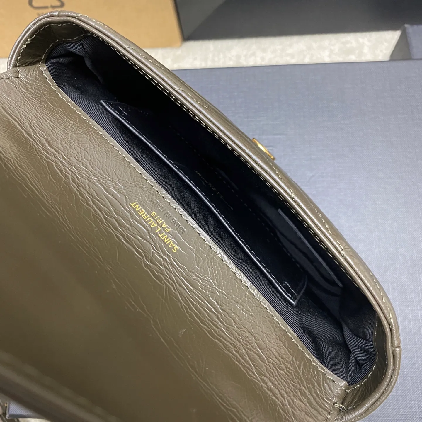 Green wax leather/antique gold 🌈The new College glossy crackle mini messenger bag😘The multi-functional item is equipped with a top handle and a detachable leather spliced ​​chain long shoulder strap. It is classic and more casual. With various concave shapes, it is recommended to be a must-have! The retro waxed leather is really super nice👍20230690 Style number: 779430 [original leather] Size: 20x13x3cm