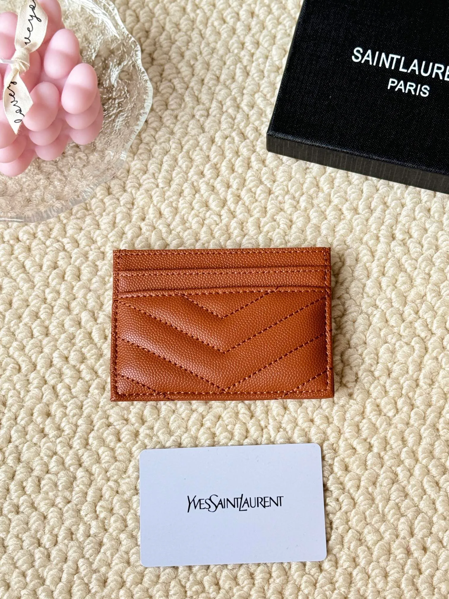 💰100 ysl Yves Saint Laurent's most classic genuine card bag, with sheepskin microfiber lining, jacquard embossed stitching sheepskin credit card holder, metal interlocking YSL logo original single-pair hardware, copied details Style number: 423291 Size: 10.5×7.5×0.5cm