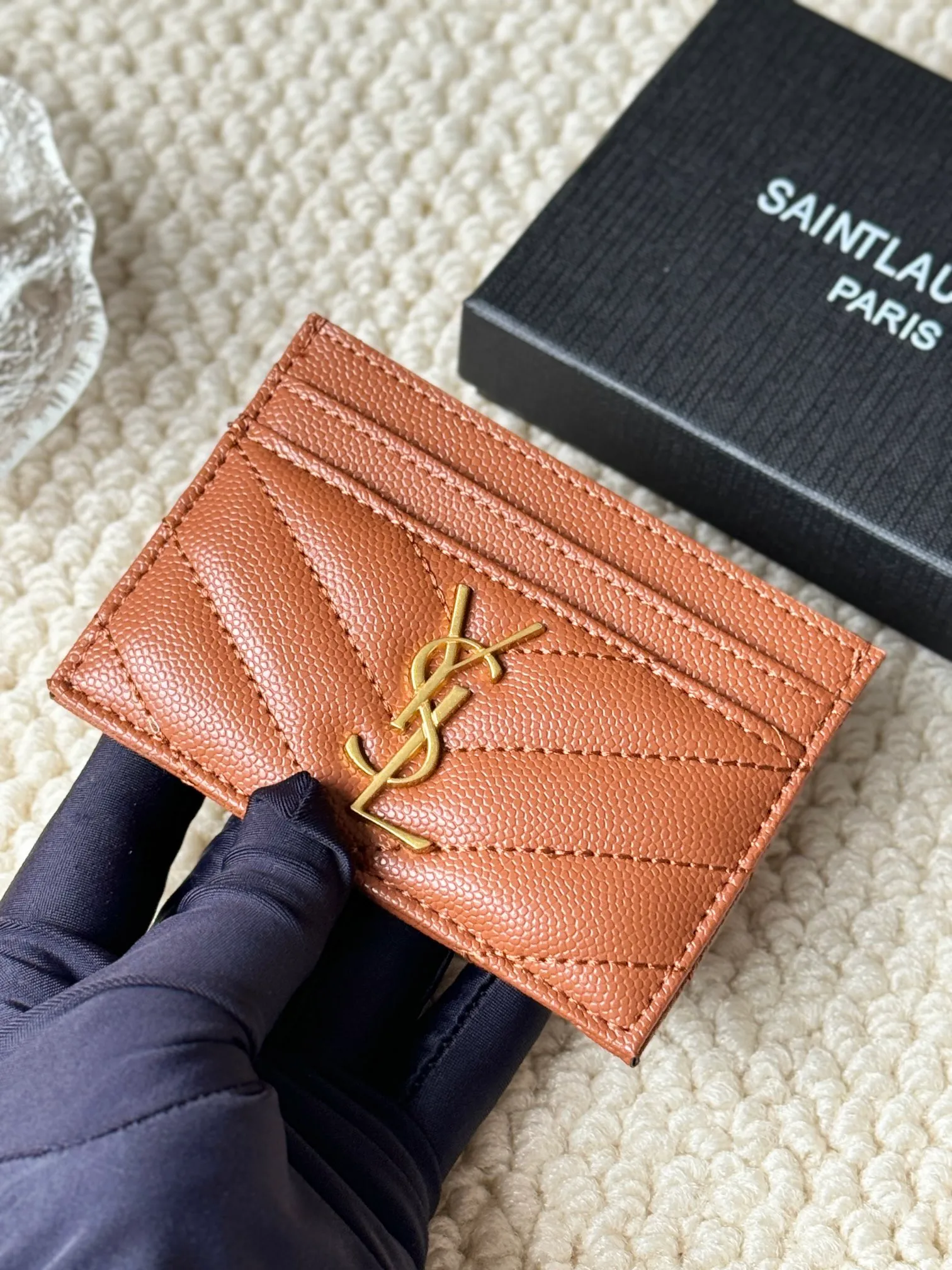 💰100 ysl Yves Saint Laurent's most classic genuine card bag, with sheepskin microfiber lining, jacquard embossed stitching sheepskin credit card holder, metal interlocking YSL logo original single-pair hardware, copied details Style number: 423291 Size: 10.5×7.5×0.5cm