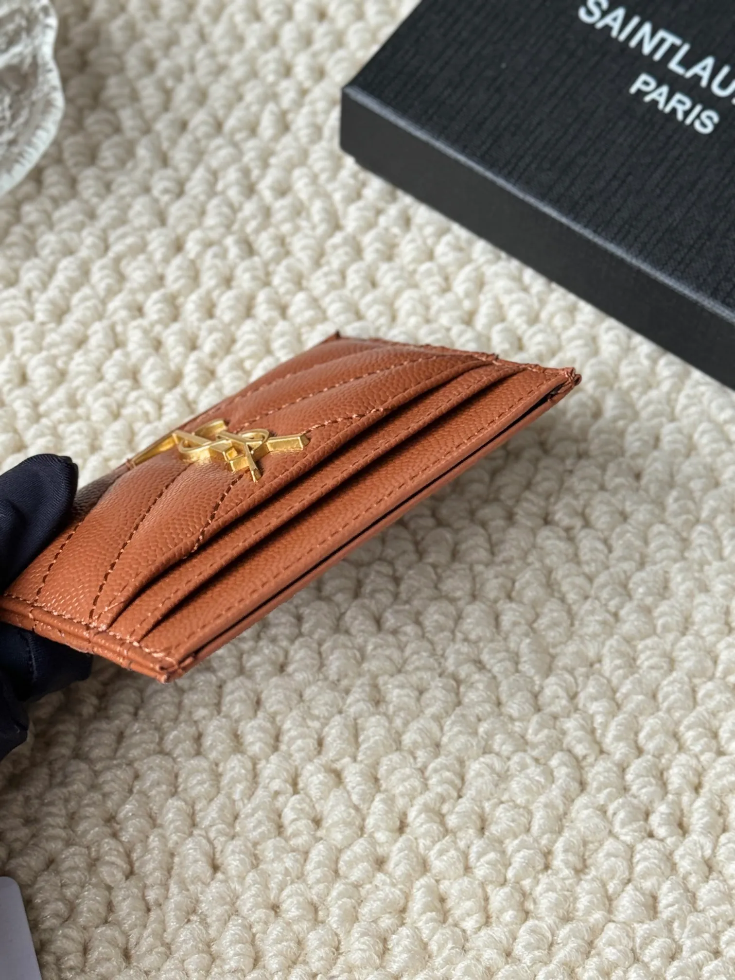 💰100 ysl Yves Saint Laurent's most classic genuine card bag, with sheepskin microfiber lining, jacquard embossed stitching sheepskin credit card holder, metal interlocking YSL logo original single-pair hardware, copied details Style number: 423291 Size: 10.5×7.5×0.5cm