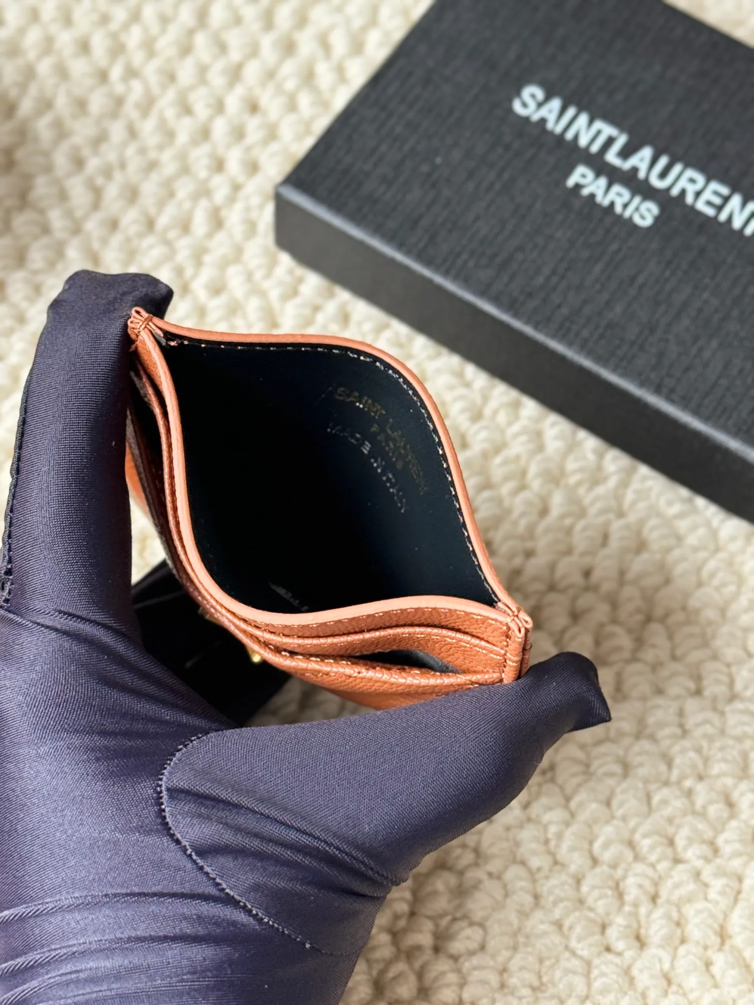 💰100 ysl Yves Saint Laurent's most classic genuine card bag, with sheepskin microfiber lining, jacquard embossed stitching sheepskin credit card holder, metal interlocking YSL logo original single-pair hardware, copied details Style number: 423291 Size: 10.5×7.5×0.5cm