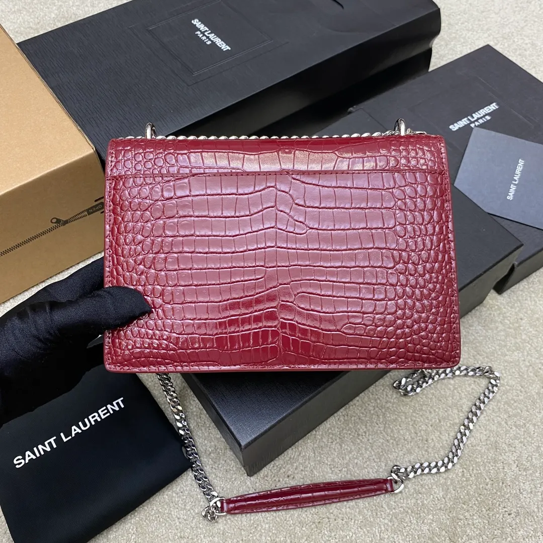 Burgundy crocodile pattern/white steel 🌈𝑺𝒖𝒏𝒔𝒆𝒕 𝟮𝟮𝒄𝒎#Classic luxurious crocodile pattern sunset bag original leather version! Friends who like crocodile pattern bags cannot miss this one! High-quality genuine leather, genuine mold-opening hardware, pursuing every detail, striving to be infinitely close to ZP👍20210750 Size: 22x8x16cm Model: 442906 [Original leather]