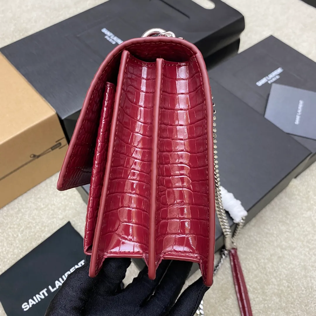 Burgundy crocodile pattern/white steel 🌈𝑺𝒖𝒏𝒔𝒆𝒕 𝟮𝟮𝒄𝒎#Classic luxurious crocodile pattern sunset bag original leather version! Friends who like crocodile pattern bags cannot miss this one! High-quality genuine leather, genuine mold-opening hardware, pursuing every detail, striving to be infinitely close to ZP👍20210750 Size: 22x8x16cm Model: 442906 [Original leather]