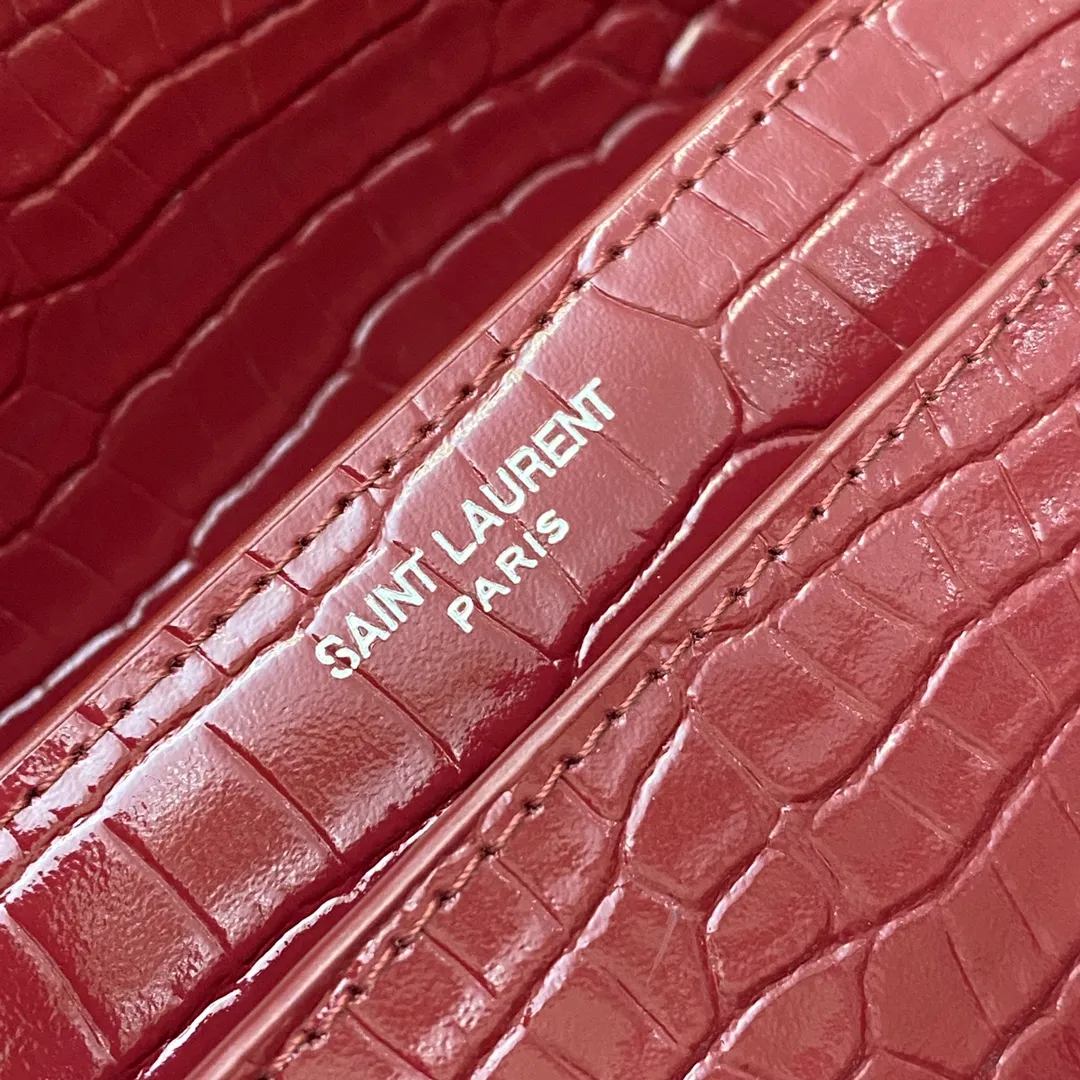 Burgundy crocodile pattern/white steel 🌈𝑺𝒖𝒏𝒔𝒆𝒕 𝟮𝟮𝒄𝒎#Classic luxurious crocodile pattern sunset bag original leather version! Friends who like crocodile pattern bags cannot miss this one! High-quality genuine leather, genuine mold-opening hardware, pursuing every detail, striving to be infinitely close to ZP👍20210750 Size: 22x8x16cm Model: 442906 [Original leather]