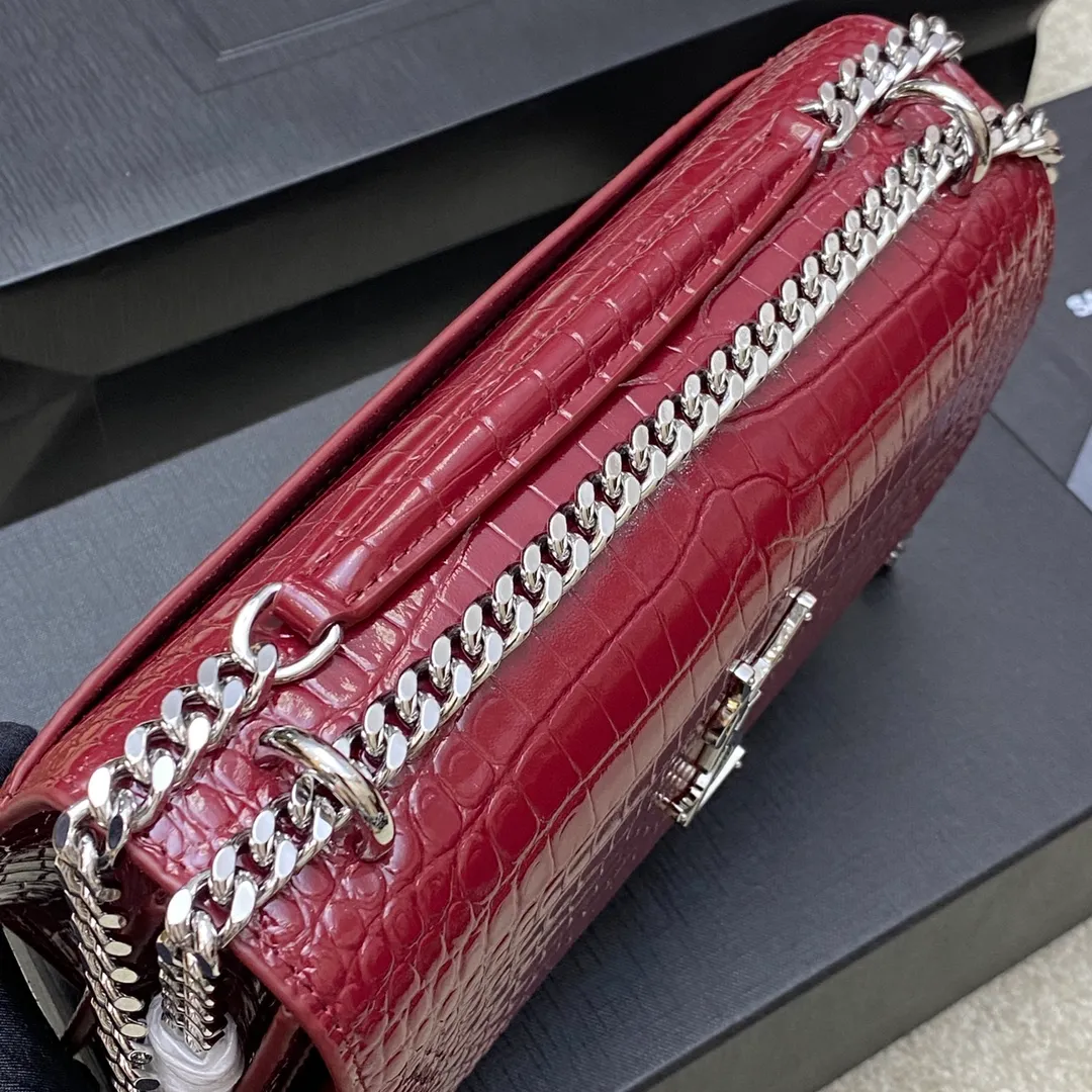 Burgundy crocodile pattern/white steel 🌈𝑺𝒖𝒏𝒔𝒆𝒕 𝟮𝟮𝒄𝒎#Classic luxurious crocodile pattern sunset bag original leather version! Friends who like crocodile pattern bags cannot miss this one! High-quality genuine leather, genuine mold-opening hardware, pursuing every detail, striving to be infinitely close to ZP👍20210750 Size: 22x8x16cm Model: 442906 [Original leather]