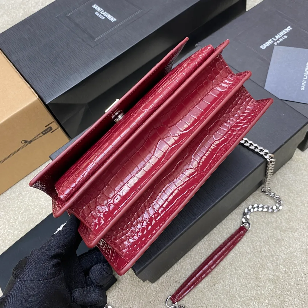 Burgundy crocodile pattern/white steel 🌈𝑺𝒖𝒏𝒔𝒆𝒕 𝟮𝟮𝒄𝒎#Classic luxurious crocodile pattern sunset bag original leather version! Friends who like crocodile pattern bags cannot miss this one! High-quality genuine leather, genuine mold-opening hardware, pursuing every detail, striving to be infinitely close to ZP👍20210750 Size: 22x8x16cm Model: 442906 [Original leather]
