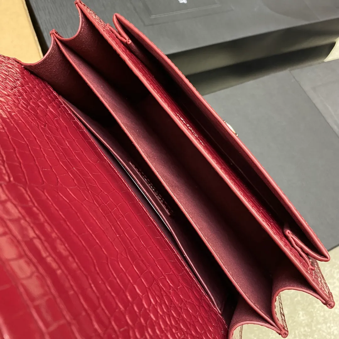 Burgundy crocodile pattern/white steel 🌈𝑺𝒖𝒏𝒔𝒆𝒕 𝟮𝟮𝒄𝒎#Classic luxurious crocodile pattern sunset bag original leather version! Friends who like crocodile pattern bags cannot miss this one! High-quality genuine leather, genuine mold-opening hardware, pursuing every detail, striving to be infinitely close to ZP👍20210750 Size: 22x8x16cm Model: 442906 [Original leather]