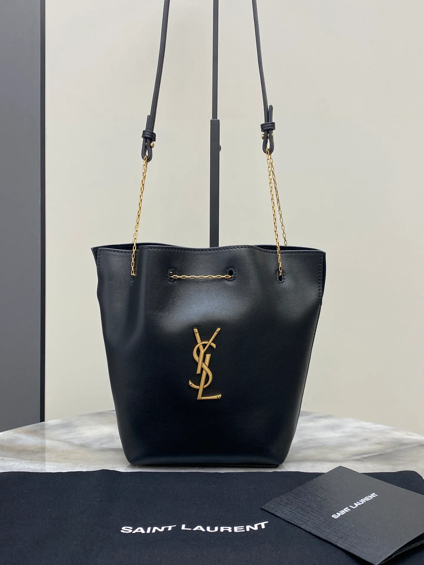 💰1500 black sheepskin/antique gold 🌈Y family’s new POCHON lambskin handbag small bucket bag! The soft lambskin material has a delicate feel. Decorated with the CASSANDRE logo! This lightweight handbag can be carried by hand with the exquisite chain, or carried on the shoulder with the detachable leather shoulder strap~ This small bucket bag has a high-end design and a different feeling! Leather lining Bronze accessories Drawstring closure One flat bag 👑20240750 Shoulder strap length 46cm Model: 801070 [original leather] Size: 20x24x3cm