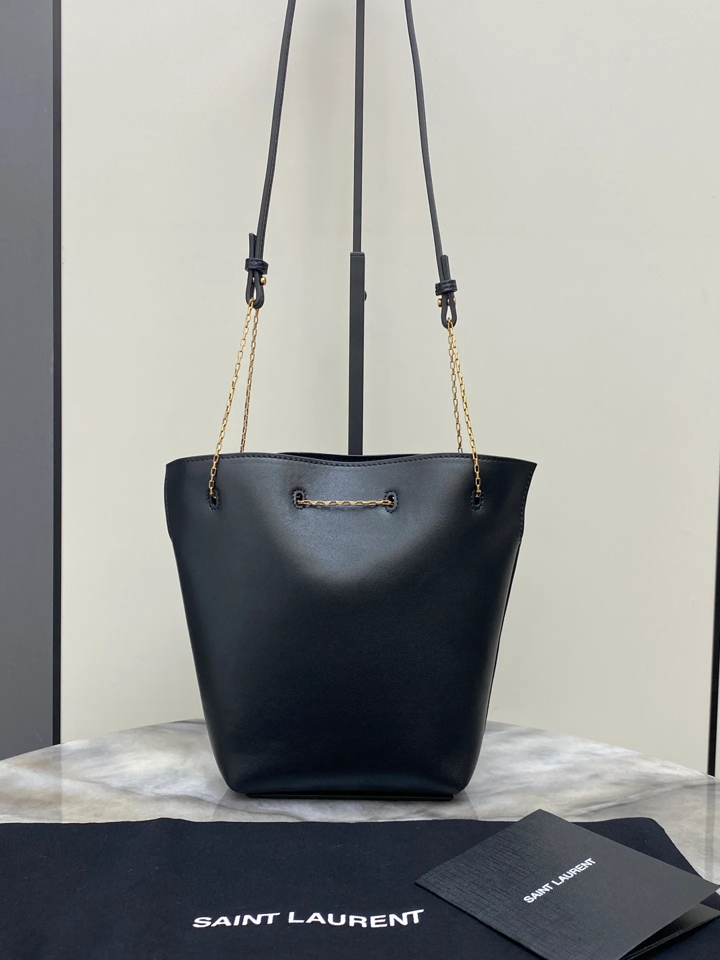 💰1500 black sheepskin/antique gold 🌈Y family’s new POCHON lambskin handbag small bucket bag! The soft lambskin material has a delicate feel. Decorated with the CASSANDRE logo! This lightweight handbag can be carried by hand with the exquisite chain, or carried on the shoulder with the detachable leather shoulder strap~ This small bucket bag has a high-end design and a different feeling! Leather lining Bronze accessories Drawstring closure One flat bag 👑20240750 Shoulder strap length 46cm Model: 801070 [original leather] Size: 20x24x3cm