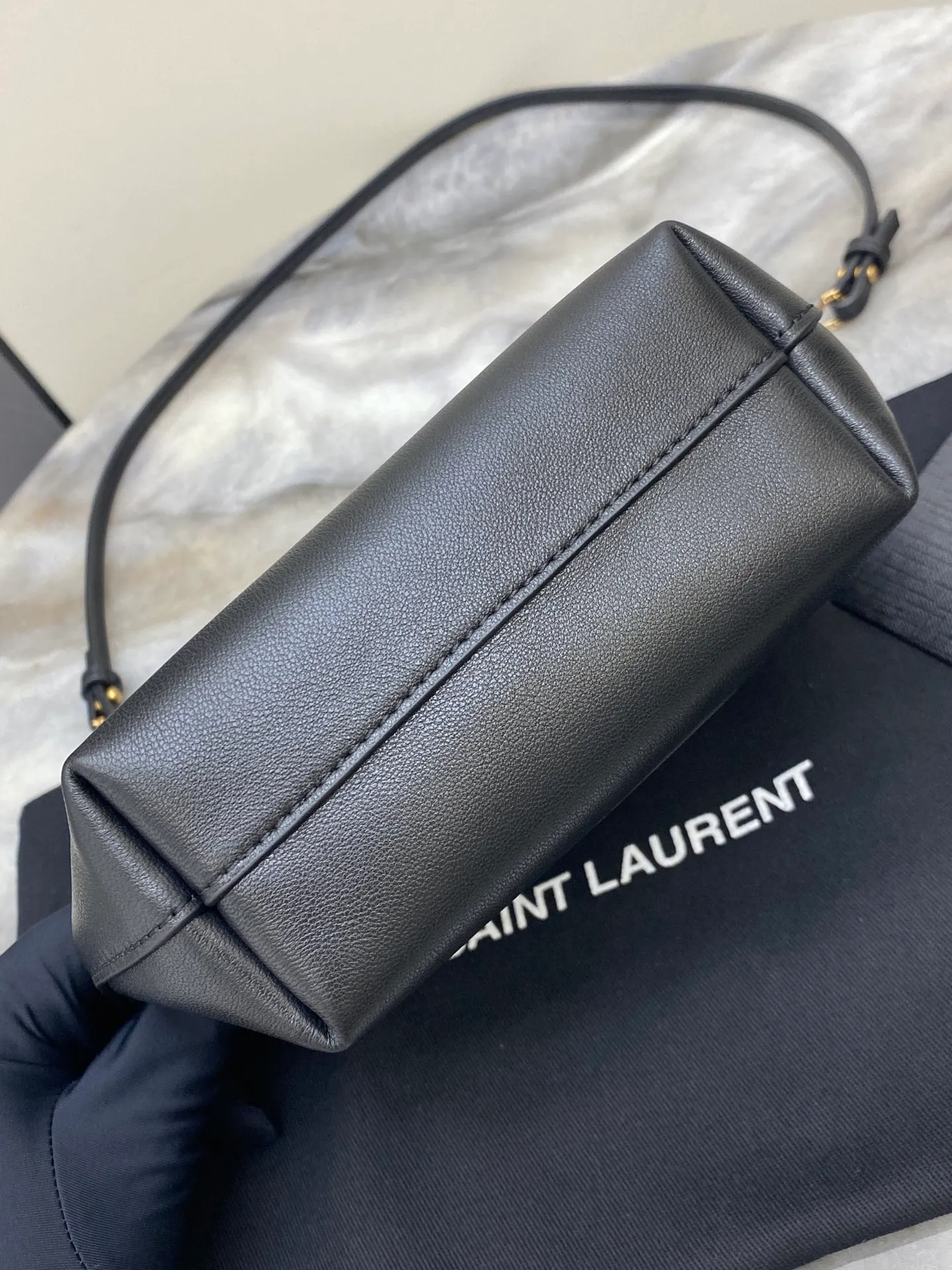 💰1500 black sheepskin/antique gold 🌈Y family’s new POCHON lambskin handbag small bucket bag! The soft lambskin material has a delicate feel. Decorated with the CASSANDRE logo! This lightweight handbag can be carried by hand with the exquisite chain, or carried on the shoulder with the detachable leather shoulder strap~ This small bucket bag has a high-end design and a different feeling! Leather lining Bronze accessories Drawstring closure One flat bag 👑20240750 Shoulder strap length 46cm Model: 801070 [original leather] Size: 20x24x3cm