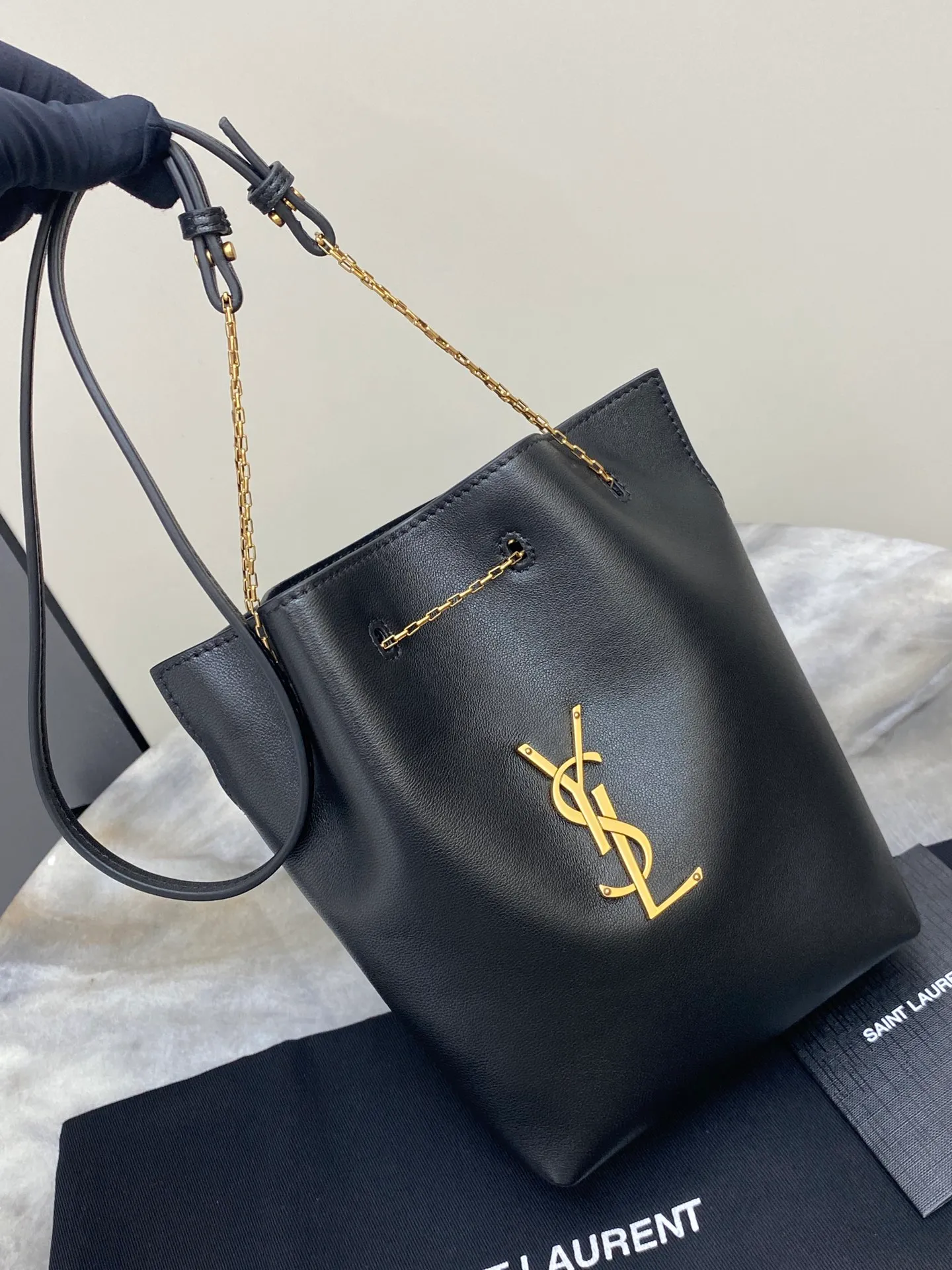 💰1500 black sheepskin/antique gold 🌈Y family’s new POCHON lambskin handbag small bucket bag! The soft lambskin material has a delicate feel. Decorated with the CASSANDRE logo! This lightweight handbag can be carried by hand with the exquisite chain, or carried on the shoulder with the detachable leather shoulder strap~ This small bucket bag has a high-end design and a different feeling! Leather lining Bronze accessories Drawstring closure One flat bag 👑20240750 Shoulder strap length 46cm Model: 801070 [original leather] Size: 20x24x3cm