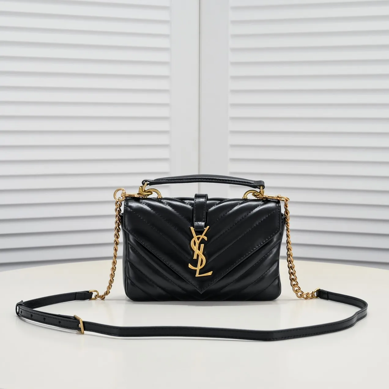 💰400￥YSL-2024 Mini Small Waste Bag Ten Thousand Years Messenger Bag, a hot and popular style, a street photography artifact, the first choice style of many celebrities and Hollywood goddesses, it looks good no matter how you wear it, and it doesn’t feel out of place. It looks casual and handsome when paired with casual wear, elegant and luxurious when paired with formal wear, a bag that can be carried on any occasion! ! This year’s it bag has to be you! Model: 8018 Size: 20-14-4.5cm