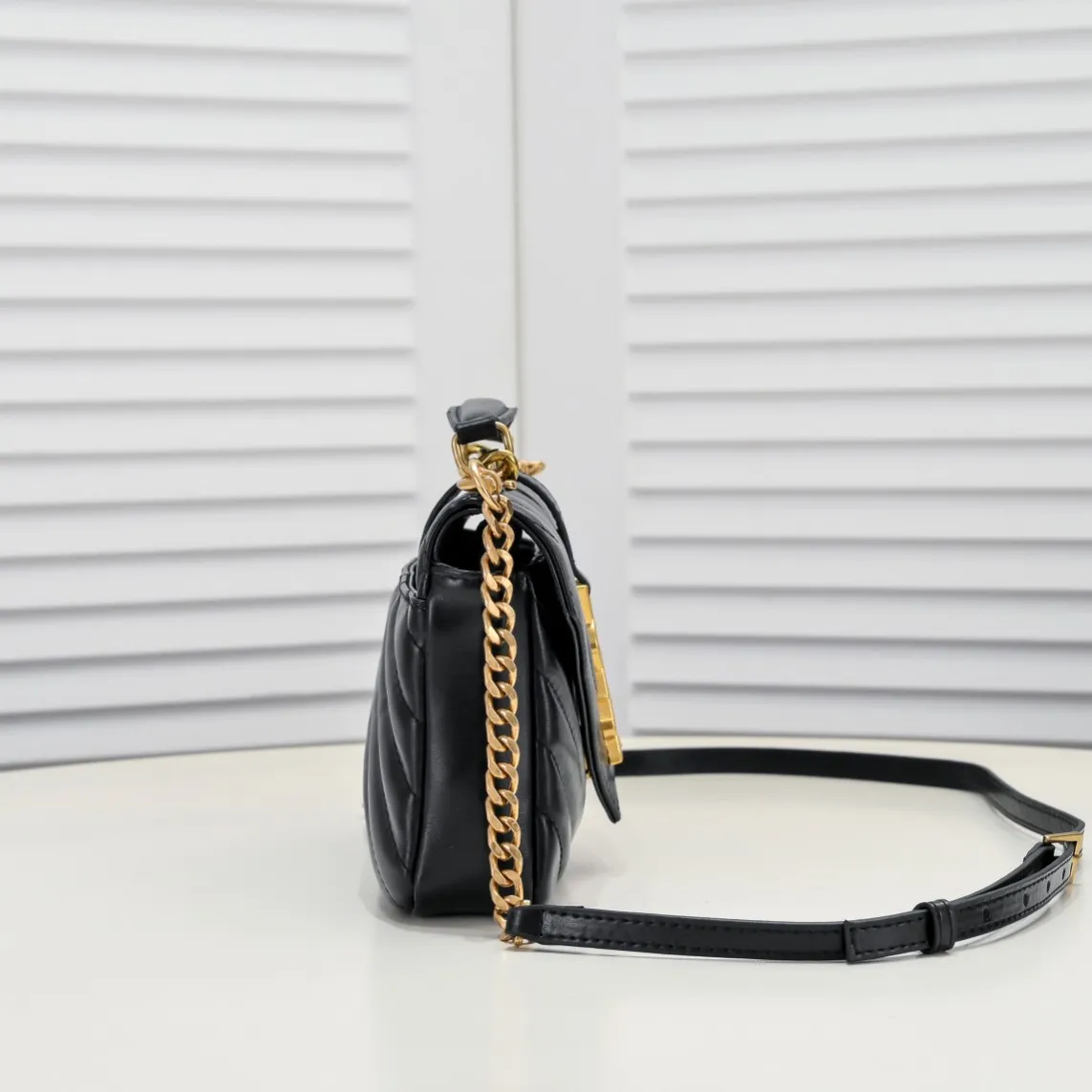 💰400￥YSL-2024 Mini Small Waste Bag Ten Thousand Years Messenger Bag, a hot and popular style, a street photography artifact, the first choice style of many celebrities and Hollywood goddesses, it looks good no matter how you wear it, and it doesn’t feel out of place. It looks casual and handsome when paired with casual wear, elegant and luxurious when paired with formal wear, a bag that can be carried on any occasion! ! This year’s it bag has to be you! Model: 8018 Size: 20-14-4.5cm