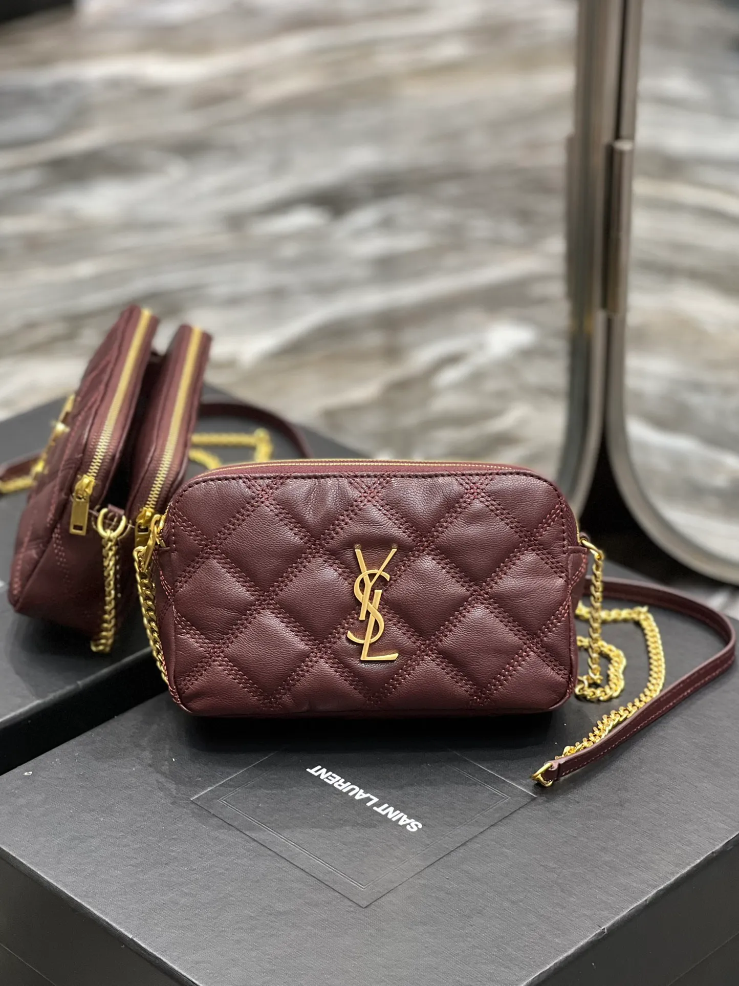 The latest BECKY diamond-shaped quilted double zipper clutch bag in the counter is made of original lambskin with a very delicate feel. It is matched with diamond-shaped quilting patterns and simple iconic logos. It is classic and versatile! The double zipper design is convenient for sorting and storing. The bag is quite light in weight and large enough to accommodate various types of mobile phones. It has 4 card slots inside, one for mobile phones and one for cards and sundries. You don’t even need to buy a card holder to use it and its performance is amazing! p1360 Size: 19x11x5cm Model: 608941