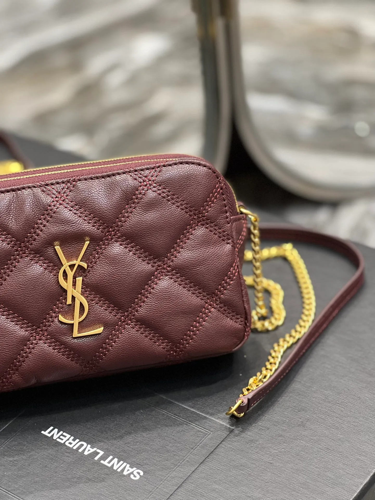 The latest BECKY diamond-shaped quilted double zipper clutch bag in the counter is made of original lambskin with a very delicate feel. It is matched with diamond-shaped quilting patterns and simple iconic logos. It is classic and versatile! The double zipper design is convenient for sorting and storing. The bag is quite light in weight and large enough to accommodate various types of mobile phones. It has 4 card slots inside, one for mobile phones and one for cards and sundries. You don’t even need to buy a card holder to use it and its performance is amazing! p1360 Size: 19x11x5cm Model: 608941