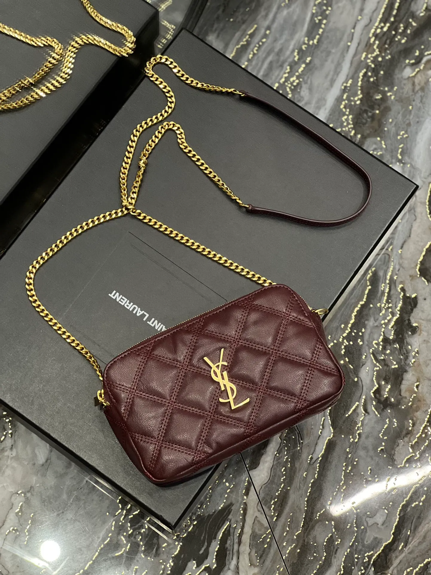 The latest BECKY diamond-shaped quilted double zipper clutch bag in the counter is made of original lambskin with a very delicate feel. It is matched with diamond-shaped quilting patterns and simple iconic logos. It is classic and versatile! The double zipper design is convenient for sorting and storing. The bag is quite light in weight and large enough to accommodate various types of mobile phones. It has 4 card slots inside, one for mobile phones and one for cards and sundries. You don’t even need to buy a card holder to use it and its performance is amazing! p1360 Size: 19x11x5cm Model: 608941