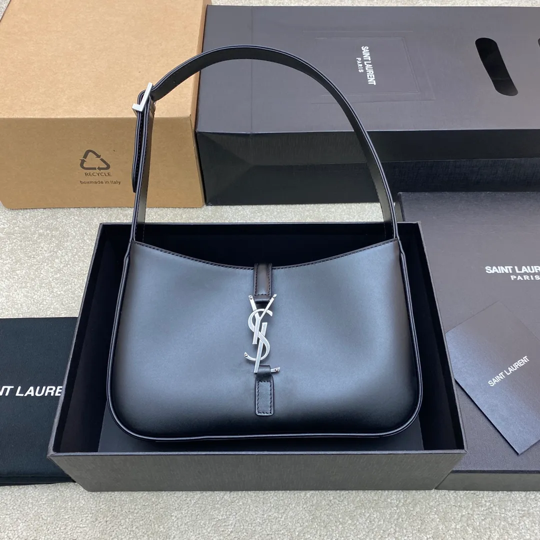 💰1360 Black plain/silver buckle 🌈2023 spring and summer new armpit bag Hobo bag! One of this year’s treasure bags👍Minimalist shape + metal logo buckle opening and closing design Adjustable shoulder straps Simple, beautiful and high-end feeling The bag is light and easy to match The wife is so beautiful l The bag has sufficient capacity💋20210680 Model: 657228 [Original leather] Size: 24.5*14*6cm
