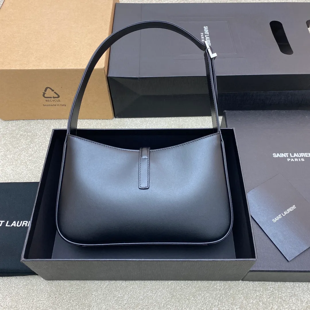 💰1360 Black plain/silver buckle 🌈2023 spring and summer new armpit bag Hobo bag! One of this year’s treasure bags👍Minimalist shape + metal logo buckle opening and closing design Adjustable shoulder straps Simple, beautiful and high-end feeling The bag is light and easy to match The wife is so beautiful l The bag has sufficient capacity💋20210680 Model: 657228 [Original leather] Size: 24.5*14*6cm