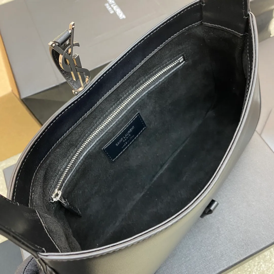 💰1360 Black plain/silver buckle 🌈2023 spring and summer new armpit bag Hobo bag! One of this year’s treasure bags👍Minimalist shape + metal logo buckle opening and closing design Adjustable shoulder straps Simple, beautiful and high-end feeling The bag is light and easy to match The wife is so beautiful l The bag has sufficient capacity💋20210680 Model: 657228 [Original leather] Size: 24.5*14*6cm