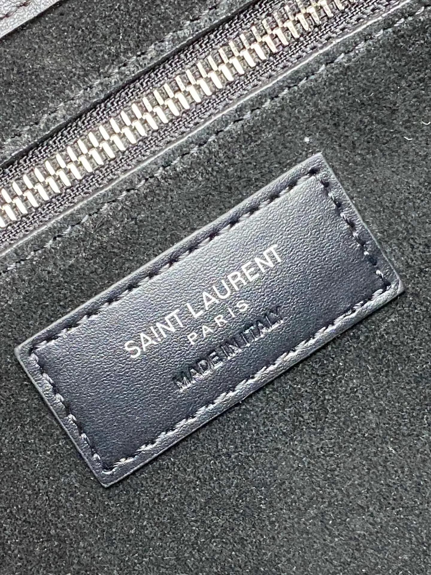 💰1360 Black plain/silver buckle 🌈2023 spring and summer new armpit bag Hobo bag! One of this year’s treasure bags👍Minimalist shape + metal logo buckle opening and closing design Adjustable shoulder straps Simple, beautiful and high-end feeling The bag is light and easy to match The wife is so beautiful l The bag has sufficient capacity💋20210680 Model: 657228 [Original leather] Size: 24.5*14*6cm