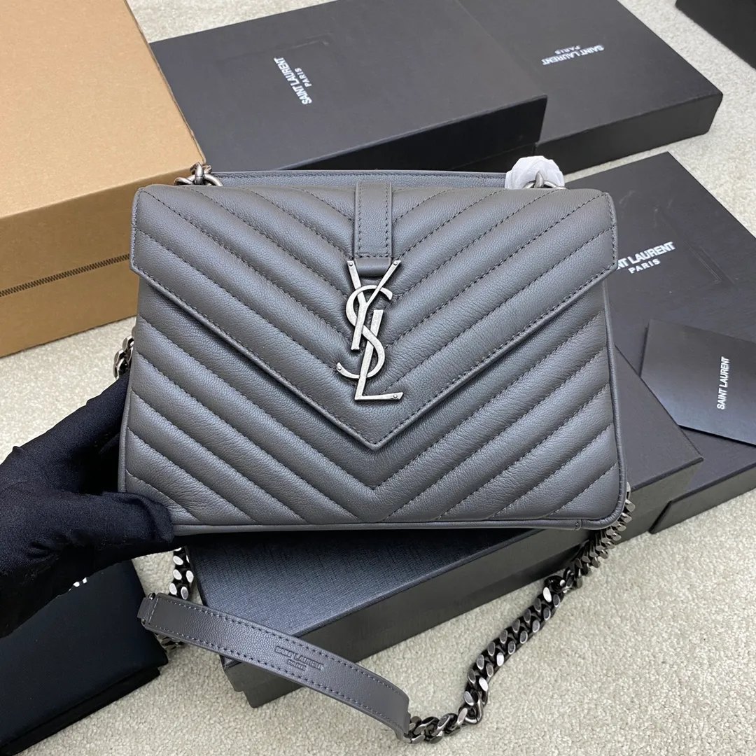 Dark gray goatskin/antique silver 🌈1000-year-old messenger bag, a street photography artifact 👍The preferred style of many celebrities and Hollywood goddesses. It looks good no matter how you wear it, and it doesn’t look out of place. It looks casual and handsome when paired with casual wear. It looks elegant and luxurious when paired with formal wear. It’s a bag that can be carried on any occasion! ! This year’s in bag must be you 😎20230750 Model: 392737 [original leather] Size: 24x17x6cm