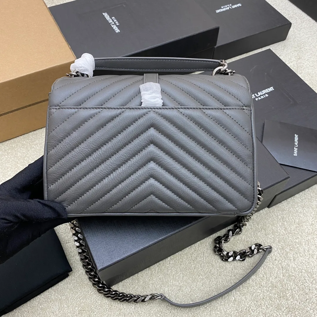 Dark gray goatskin/antique silver 🌈1000-year-old messenger bag, a street photography artifact 👍The preferred style of many celebrities and Hollywood goddesses. It looks good no matter how you wear it, and it doesn’t look out of place. It looks casual and handsome when paired with casual wear. It looks elegant and luxurious when paired with formal wear. It’s a bag that can be carried on any occasion! ! This year’s in bag must be you 😎20230750 Model: 392737 [original leather] Size: 24x17x6cm