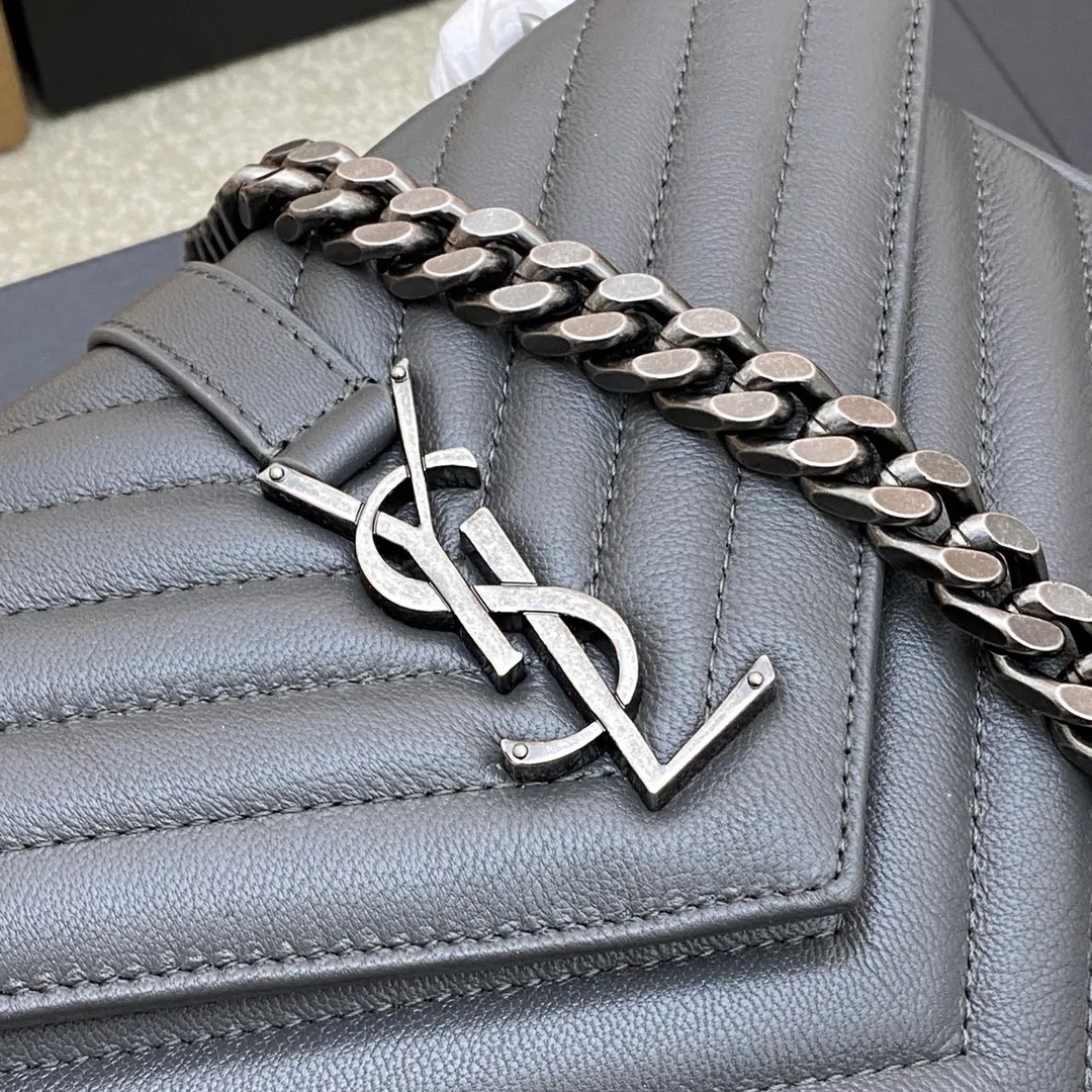 Dark gray goatskin/antique silver 🌈1000-year-old messenger bag, a street photography artifact 👍The preferred style of many celebrities and Hollywood goddesses. It looks good no matter how you wear it, and it doesn’t look out of place. It looks casual and handsome when paired with casual wear. It looks elegant and luxurious when paired with formal wear. It’s a bag that can be carried on any occasion! ! This year’s in bag must be you 😎20230750 Model: 392737 [original leather] Size: 24x17x6cm