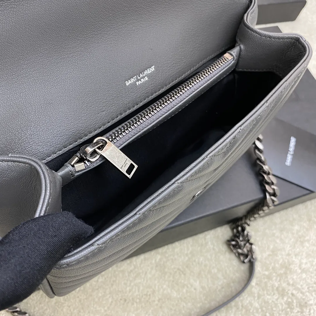 Dark gray goatskin/antique silver 🌈1000-year-old messenger bag, a street photography artifact 👍The preferred style of many celebrities and Hollywood goddesses. It looks good no matter how you wear it, and it doesn’t look out of place. It looks casual and handsome when paired with casual wear. It looks elegant and luxurious when paired with formal wear. It’s a bag that can be carried on any occasion! ! This year’s in bag must be you 😎20230750 Model: 392737 [original leather] Size: 24x17x6cm