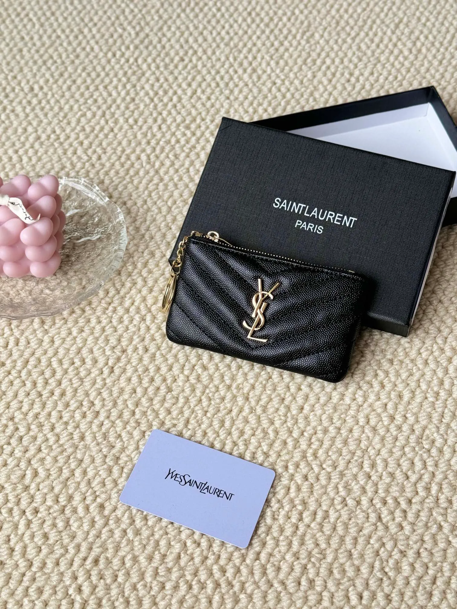 💰140 The first key bag in the ysl series, a V-shaped chain bag, matching key ring, grosgrain lining, and exquisite hardware make this small leather bag particularly good. It can be used as a key bag or coin purse, suitable for men and women. Great for giving as a gift or for personal use! Style number: 438386 Size: 13x7.5x2cm