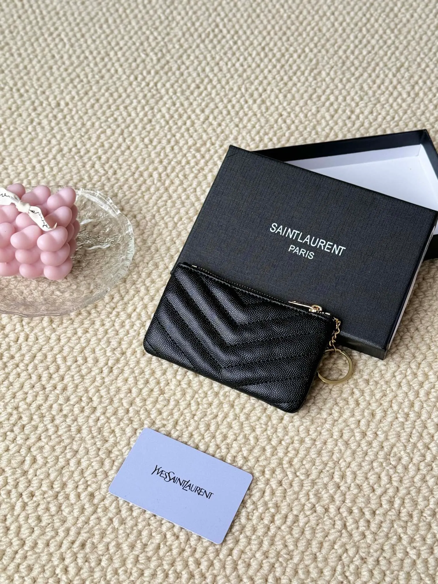 💰140 The first key bag in the ysl series, a V-shaped chain bag, matching key ring, grosgrain lining, and exquisite hardware make this small leather bag particularly good. It can be used as a key bag or coin purse, suitable for men and women. Great for giving as a gift or for personal use! Style number: 438386 Size: 13x7.5x2cm