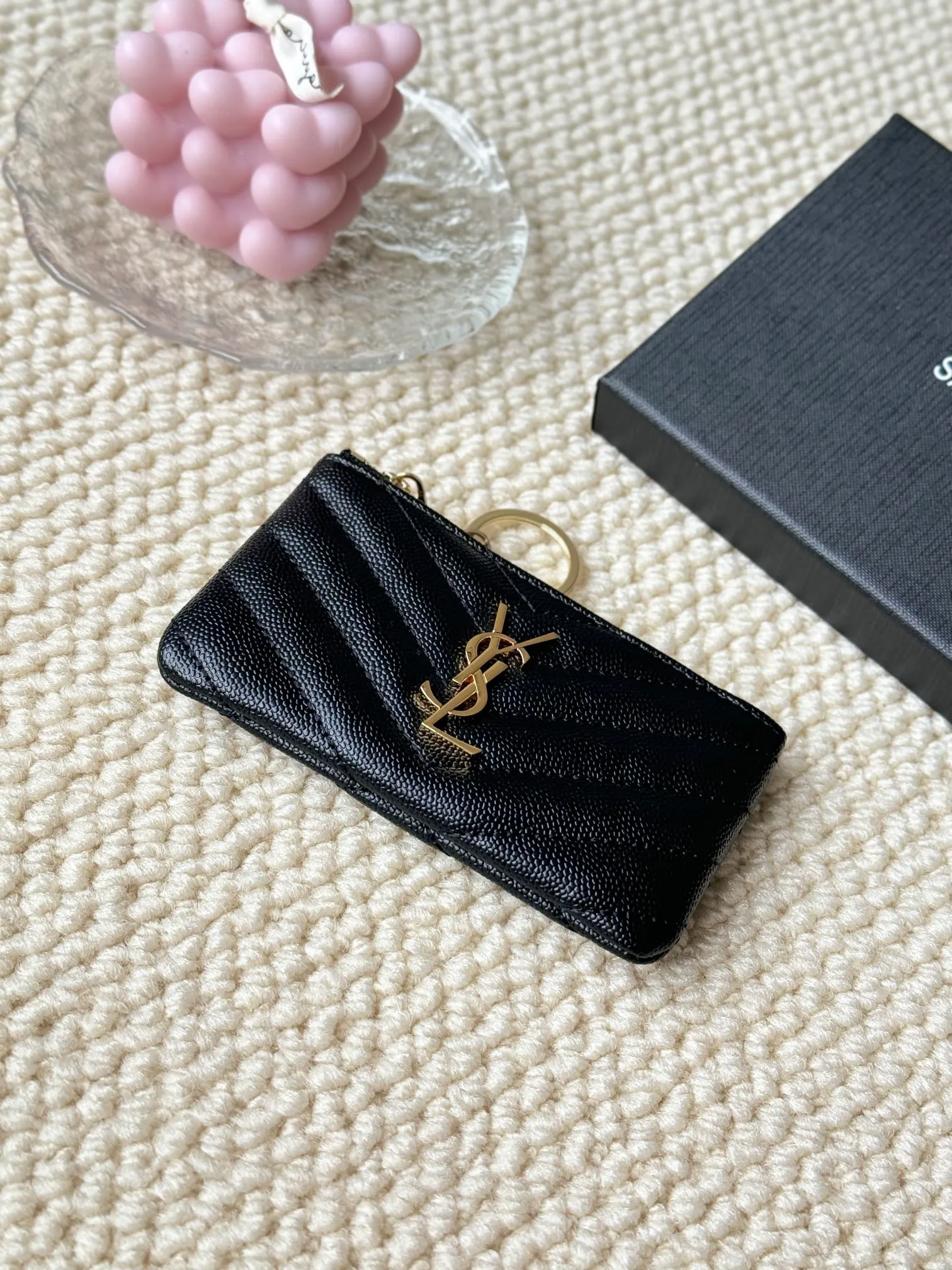 💰140 The first key bag in the ysl series, a V-shaped chain bag, matching key ring, grosgrain lining, and exquisite hardware make this small leather bag particularly good. It can be used as a key bag or coin purse, suitable for men and women. Great for giving as a gift or for personal use! Style number: 438386 Size: 13x7.5x2cm
