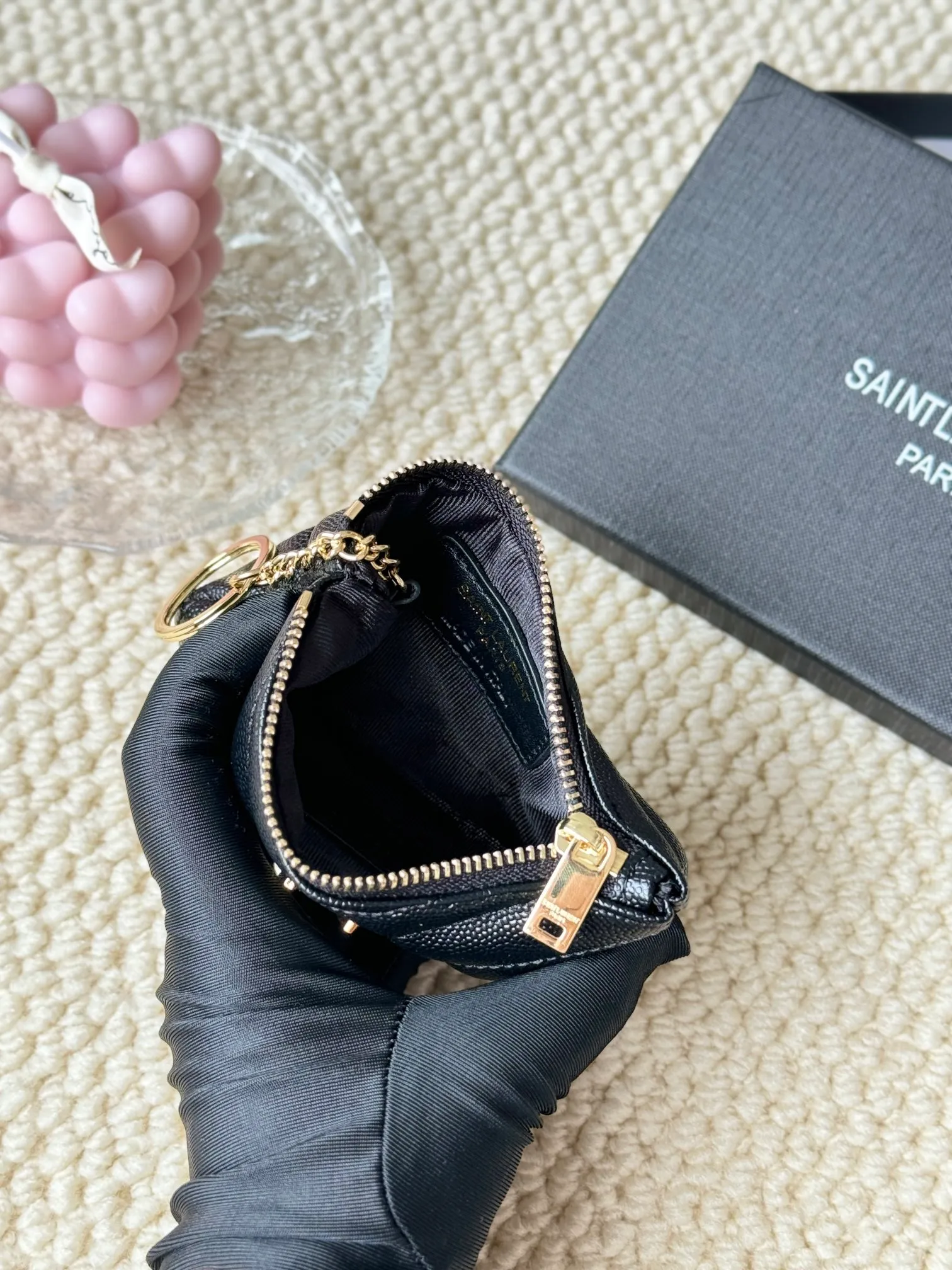 💰140 The first key bag in the ysl series, a V-shaped chain bag, matching key ring, grosgrain lining, and exquisite hardware make this small leather bag particularly good. It can be used as a key bag or coin purse, suitable for men and women. Great for giving as a gift or for personal use! Style number: 438386 Size: 13x7.5x2cm