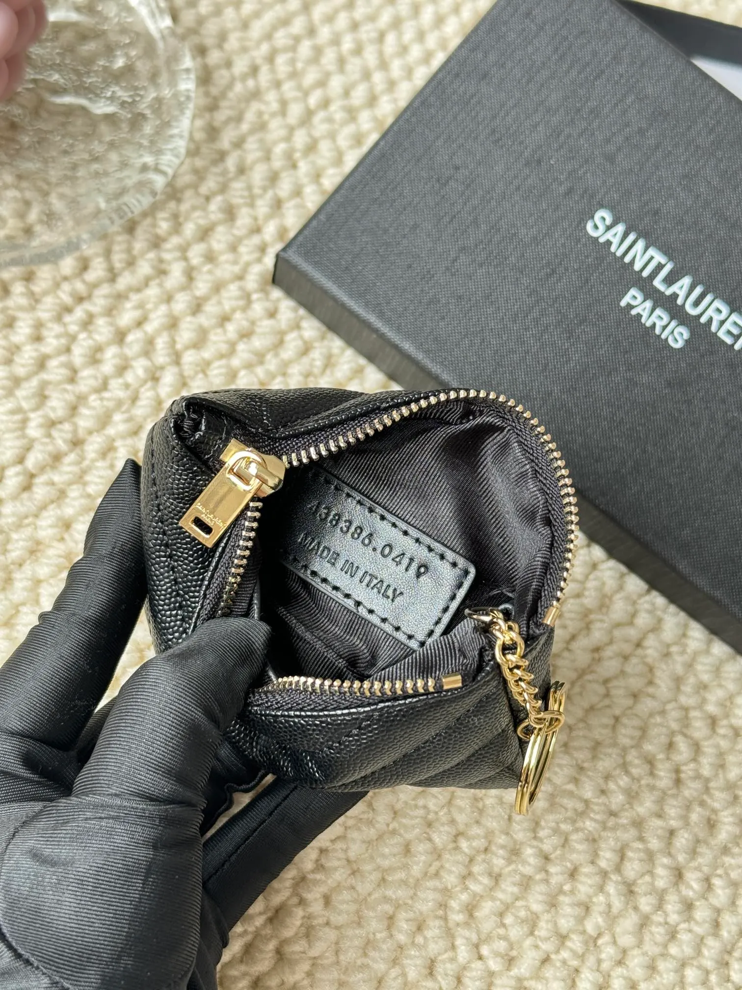💰140 The first key bag in the ysl series, a V-shaped chain bag, matching key ring, grosgrain lining, and exquisite hardware make this small leather bag particularly good. It can be used as a key bag or coin purse, suitable for men and women. Great for giving as a gift or for personal use! Style number: 438386 Size: 13x7.5x2cm