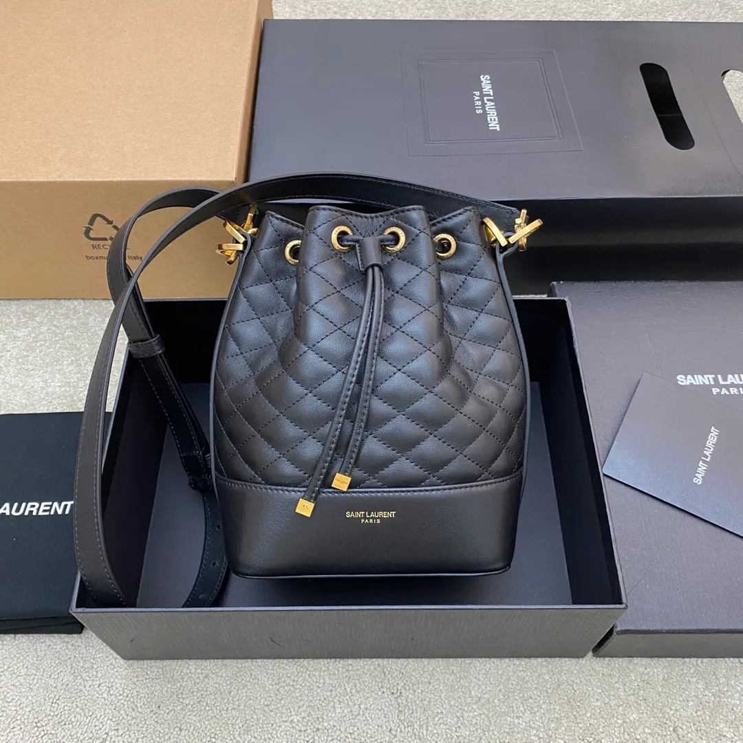 Black sheepskin/gold 🌈Y Home💋New arrival EMMANUELLE small quilted sheepskin drawstring bucket bag, decorated with square quilted overlock seams and embossed SAINT LAURENT PARIS logo. Bronze metal hardware, drawstring opening design, interior: one main compartment, one flat pocket, grosgrain lining👍20220780 Model: 697640 [original leather] Size: 20x14.5x12cm
